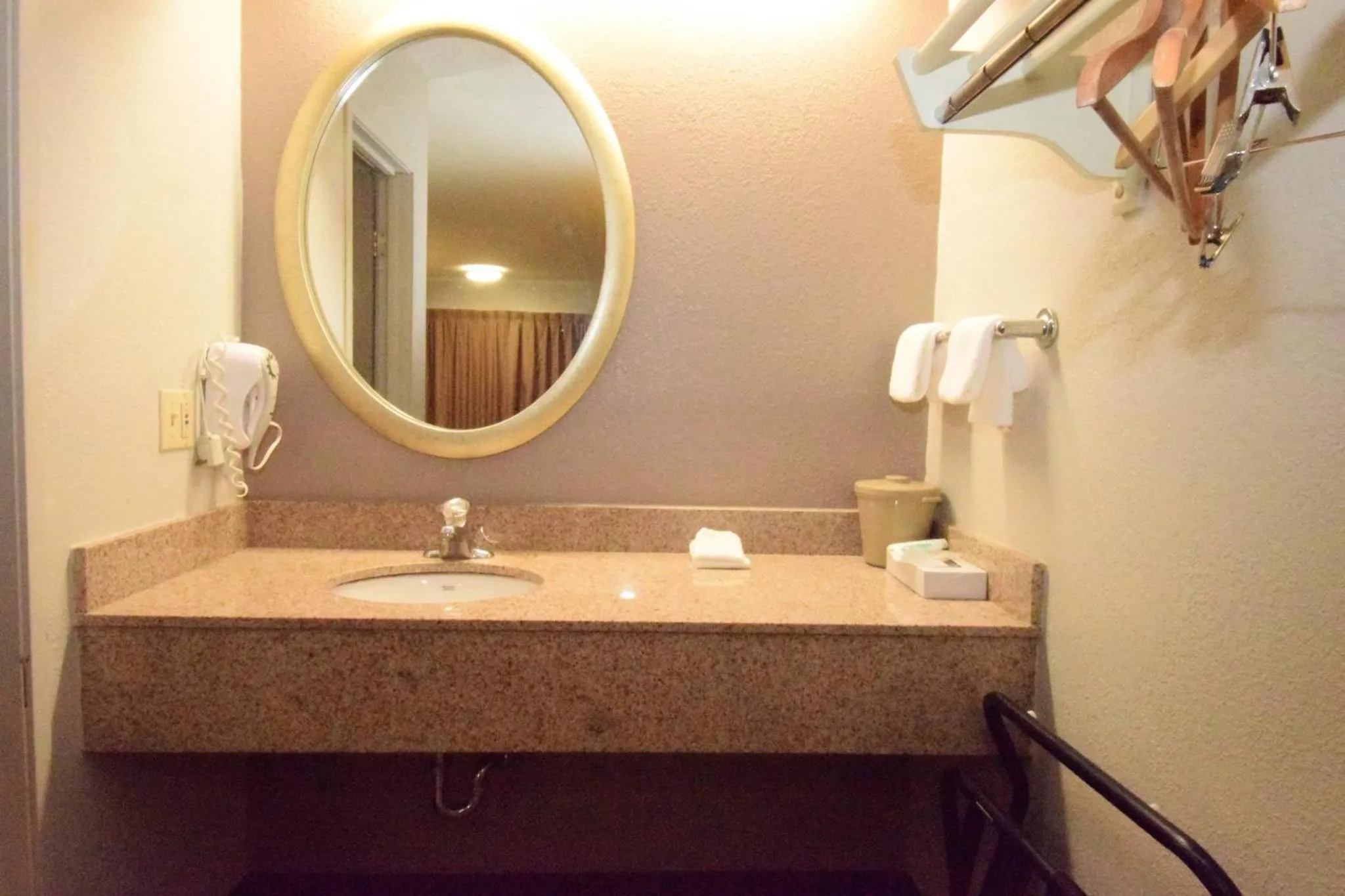 Bathroom in Red Roof Inn Buffalo - Hamburg/ I-90