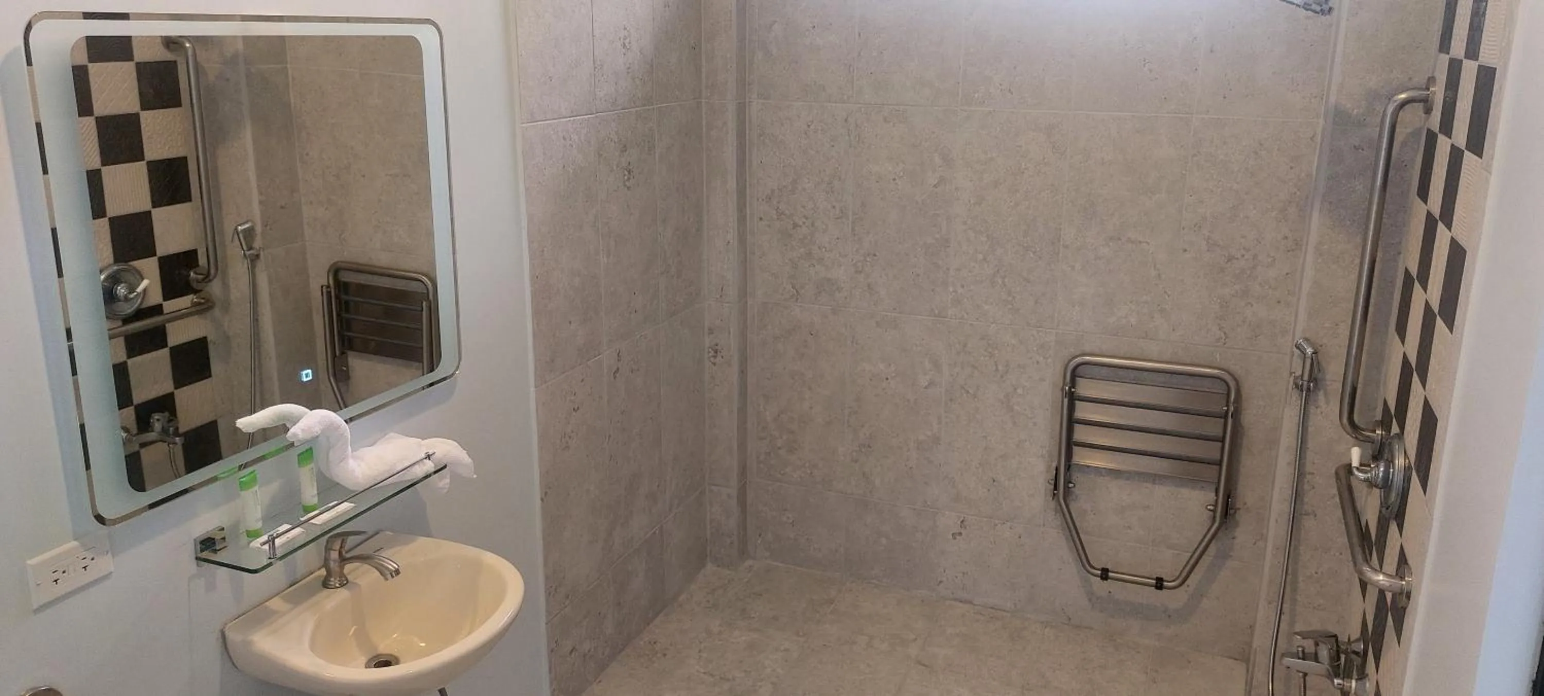 Shower in Hotel Luckys