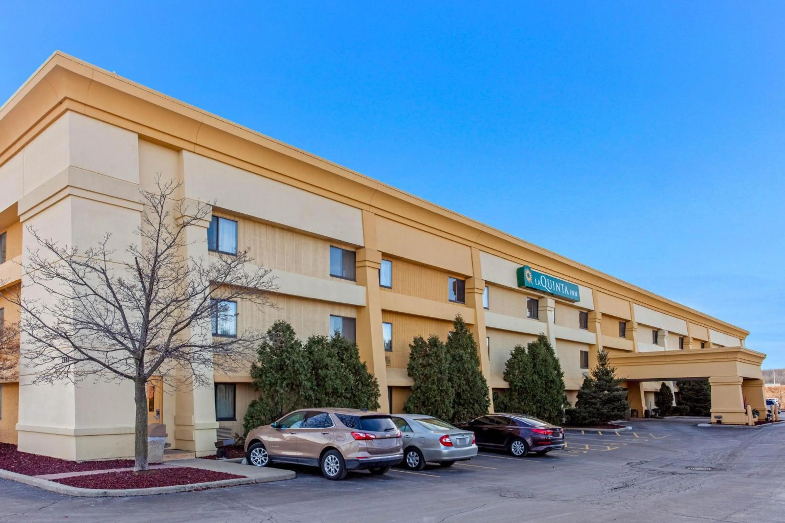 Property building in La Quinta Inn by Wyndham Milwaukee Airport / Oak Creek