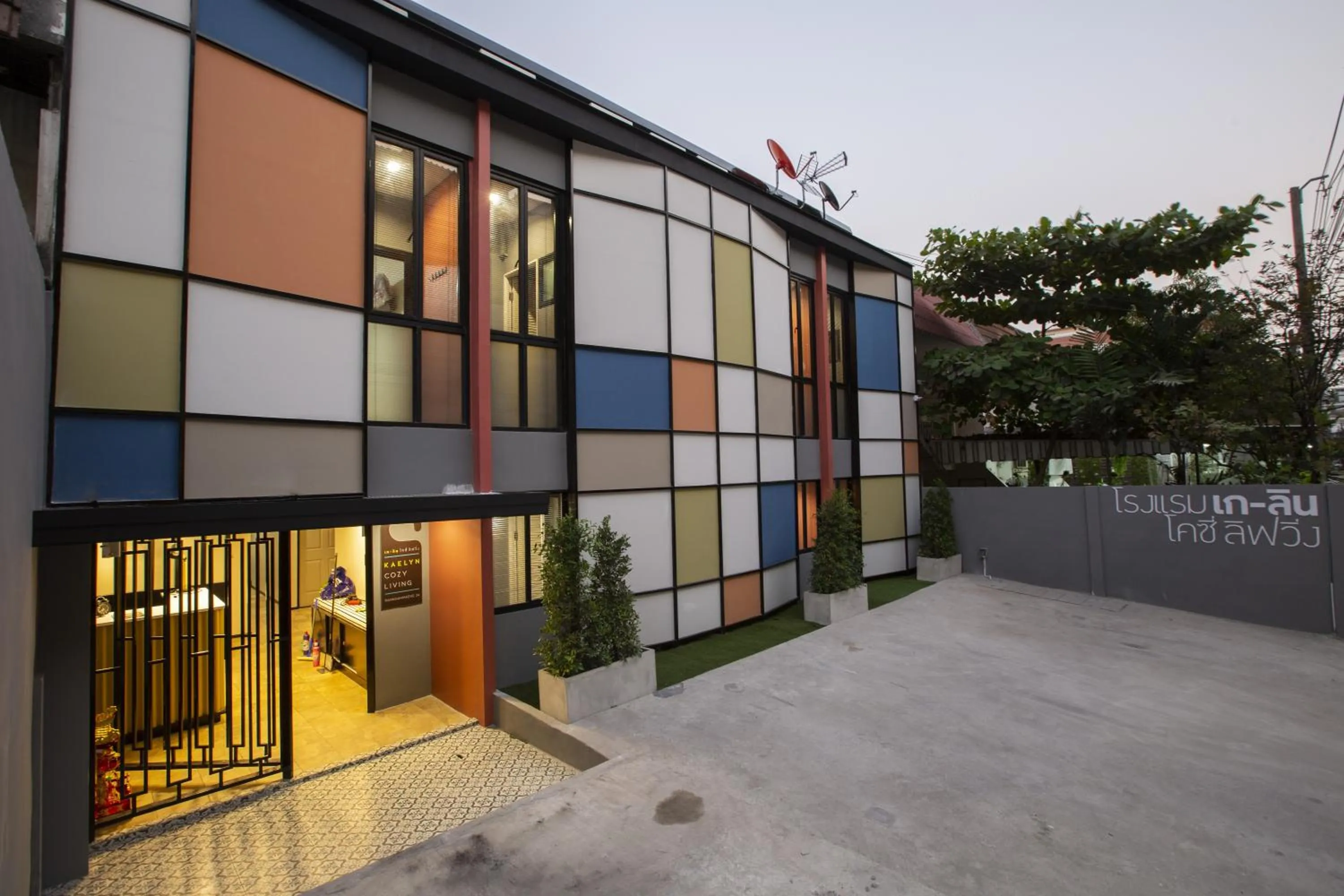 Facade/entrance in Kaelyn Cozy Living