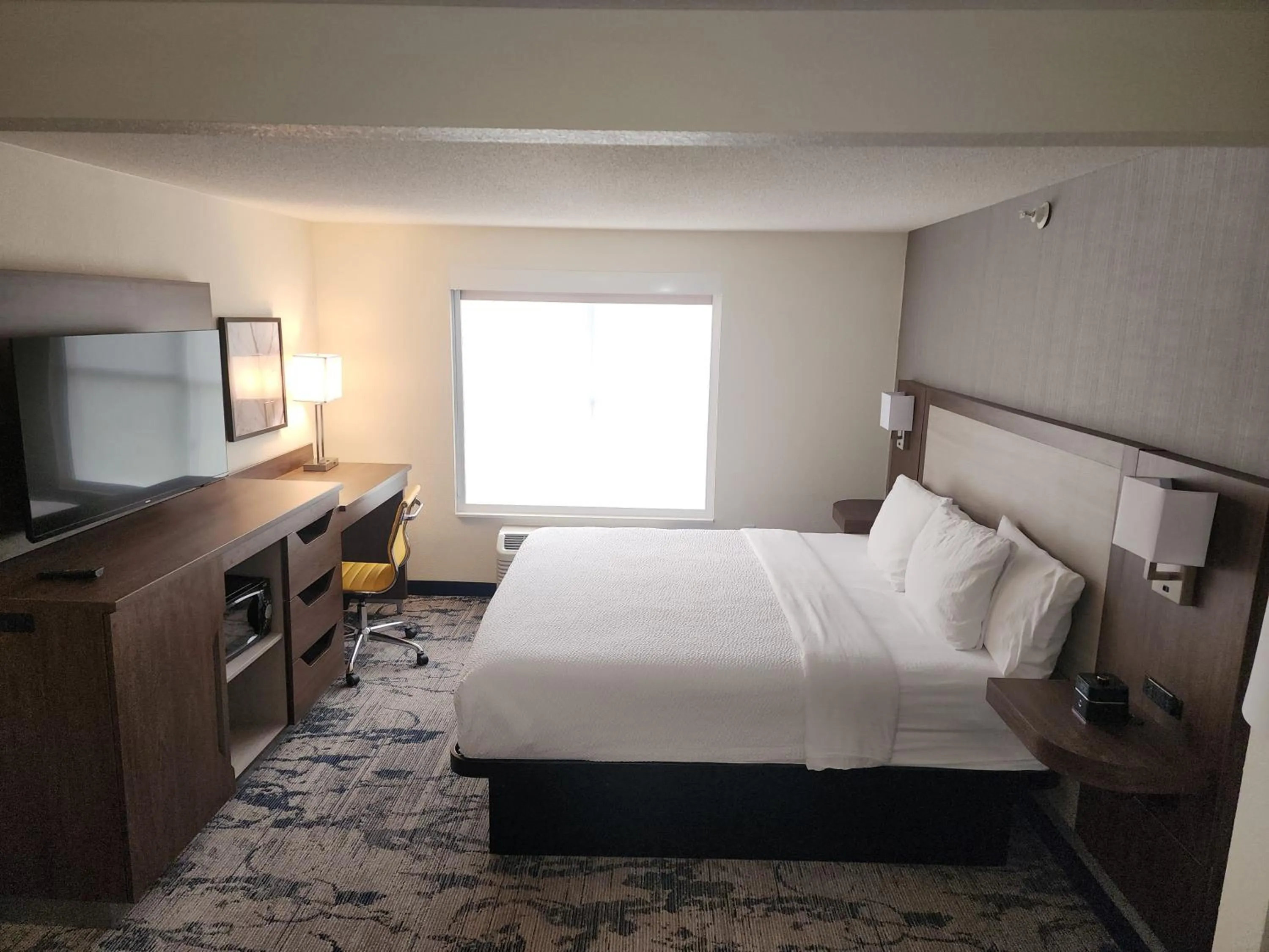 Bedroom, Bed in La Quinta by Wyndham Milwaukee SW New Berlin