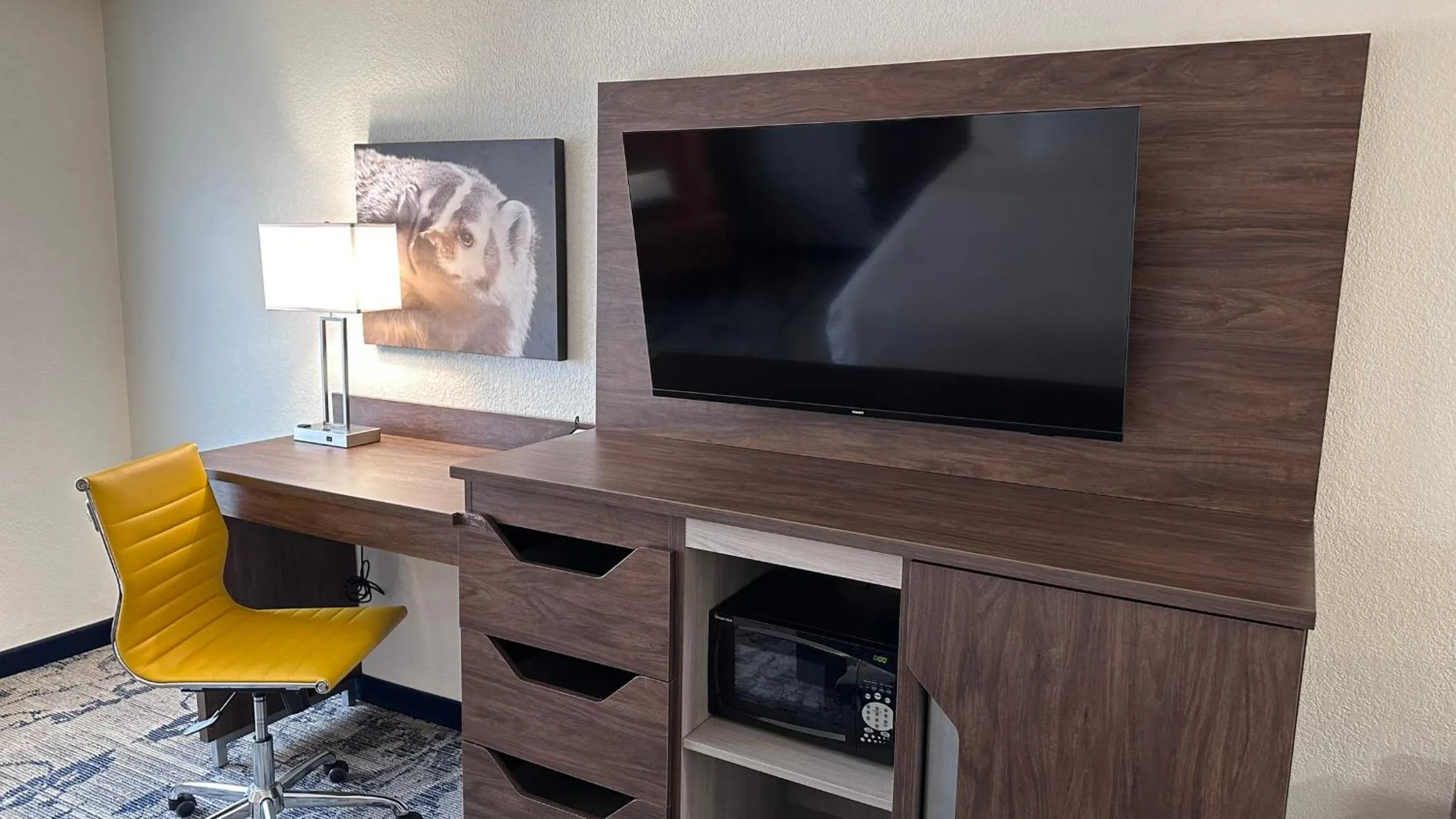 TV and multimedia in La Quinta by Wyndham Milwaukee SW New Berlin