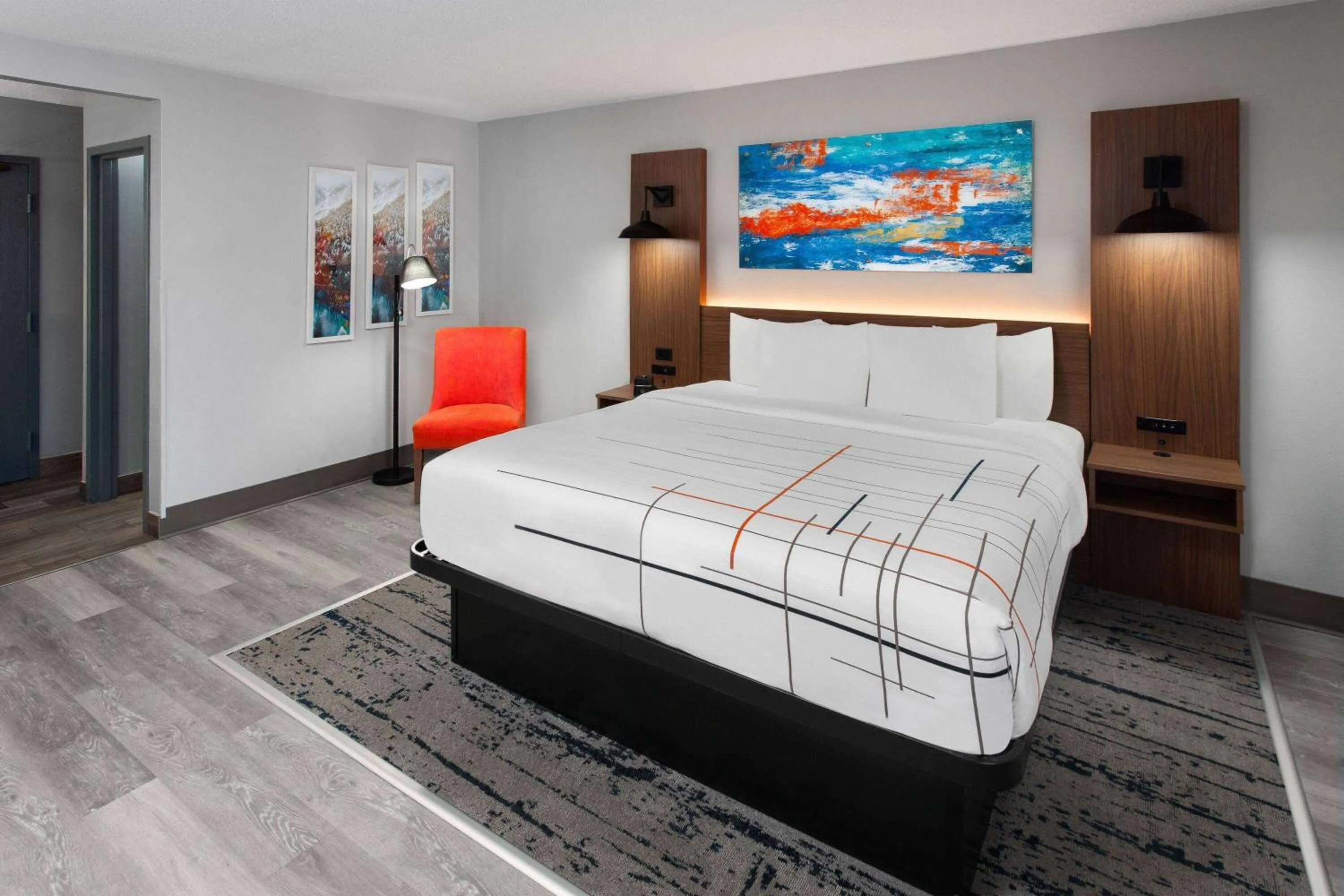 Hot Tub, Bed in La Quinta Inn by Wyndham Wausau