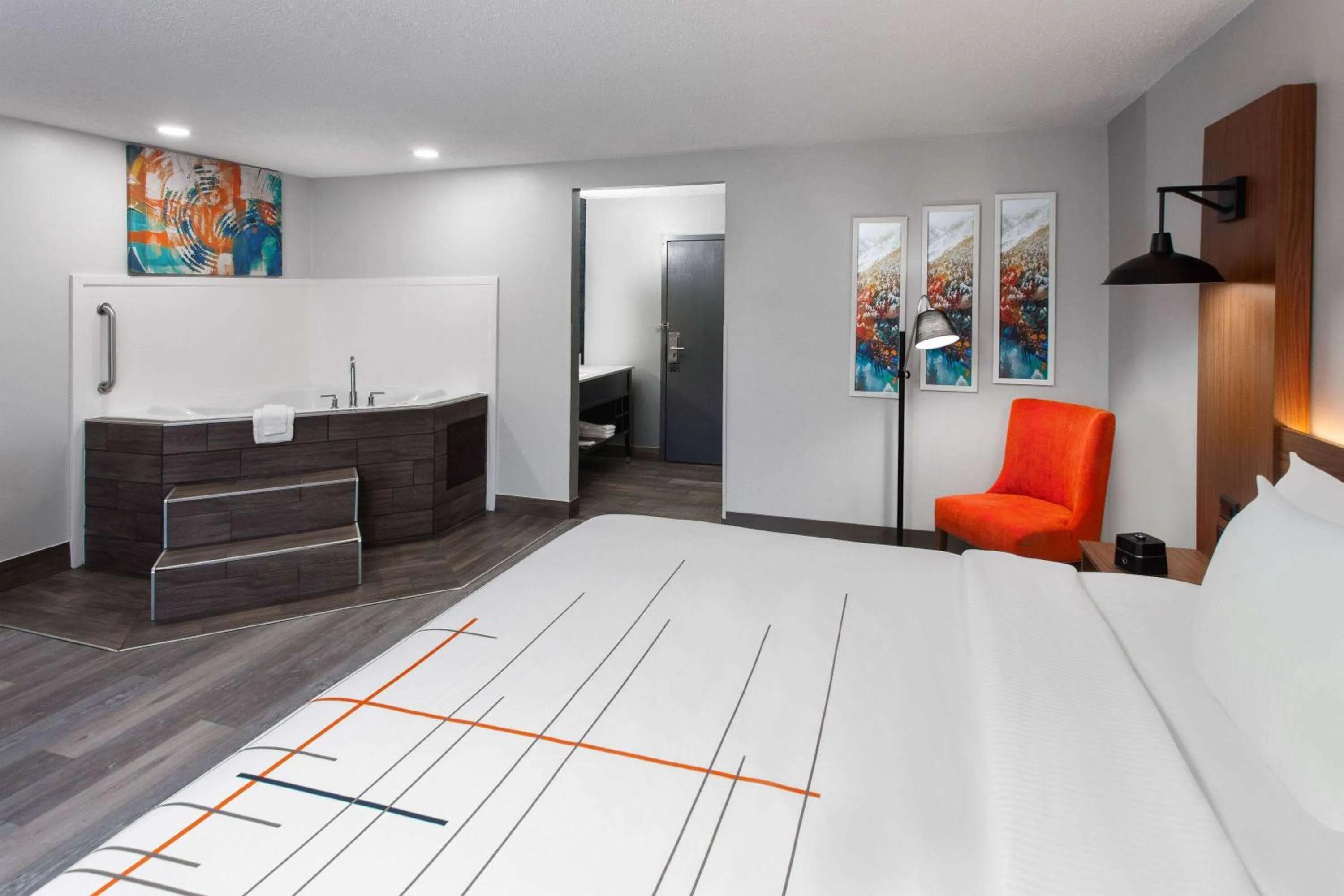 Hot Tub, Bed in La Quinta Inn by Wyndham Wausau