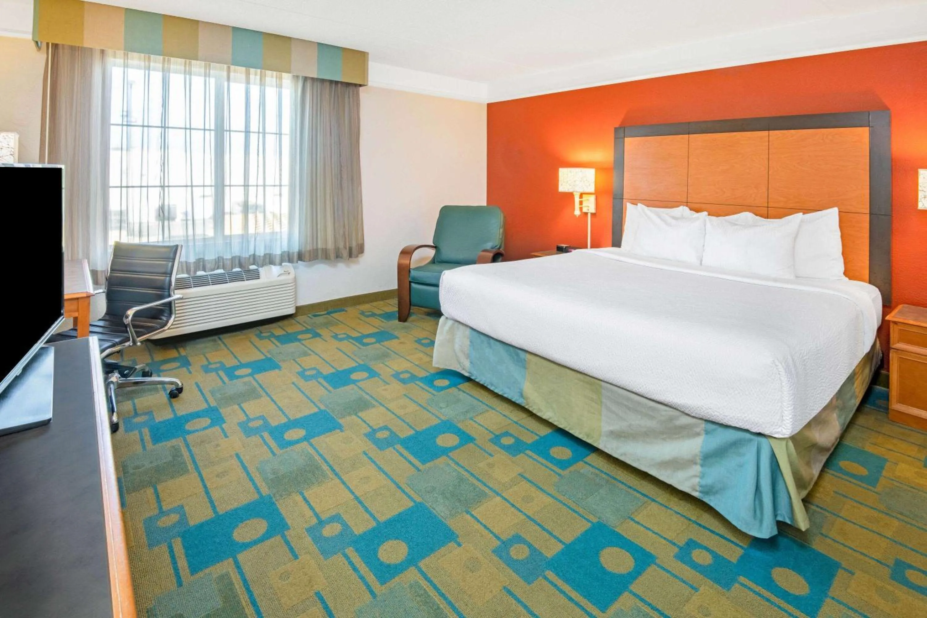 King Room with Bath Tub - Mobility Accessible/Non-Smoking in La Quinta by Wyndham Sherman