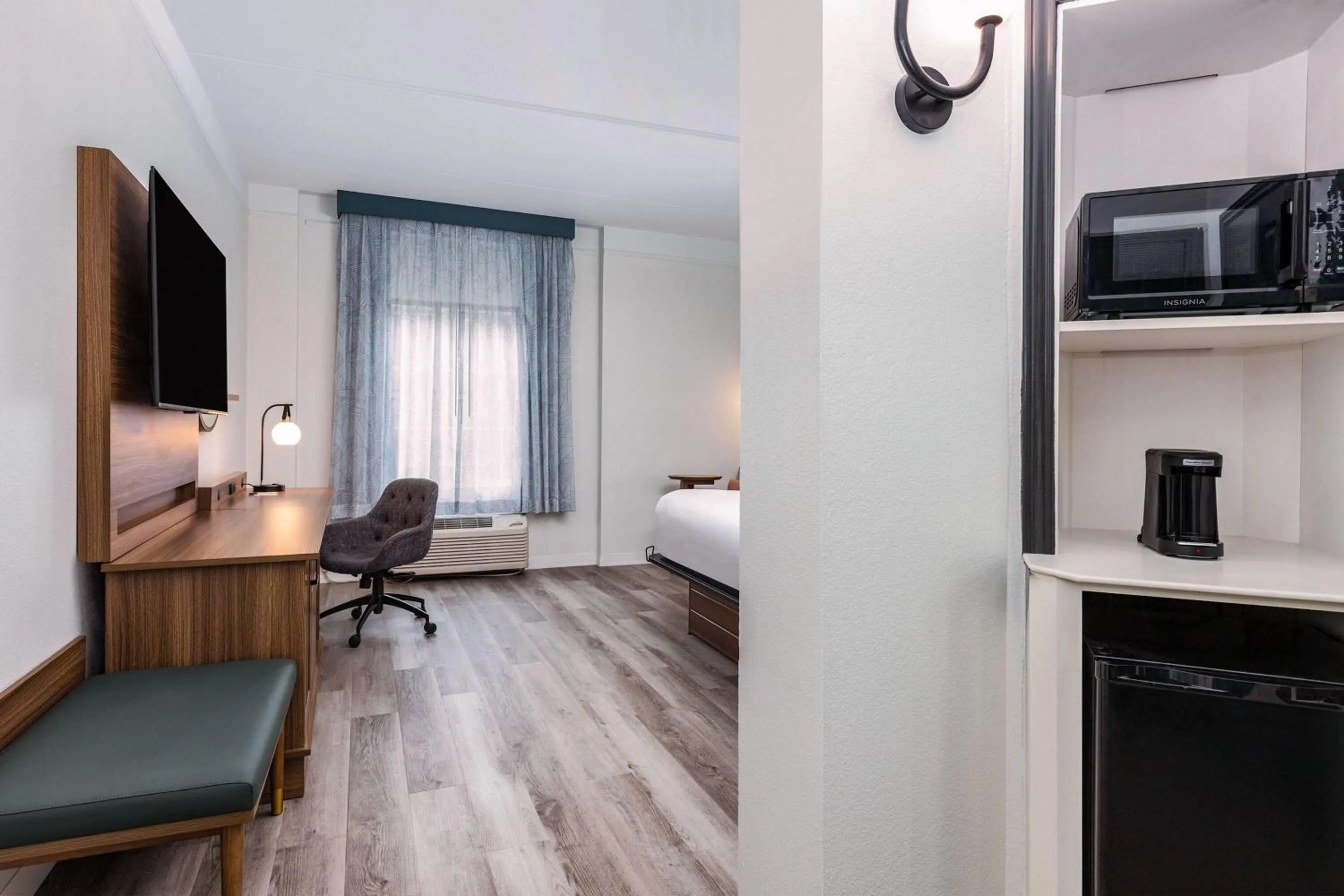 Photo of the whole room, Bed in La Quinta by Wyndham Sherman