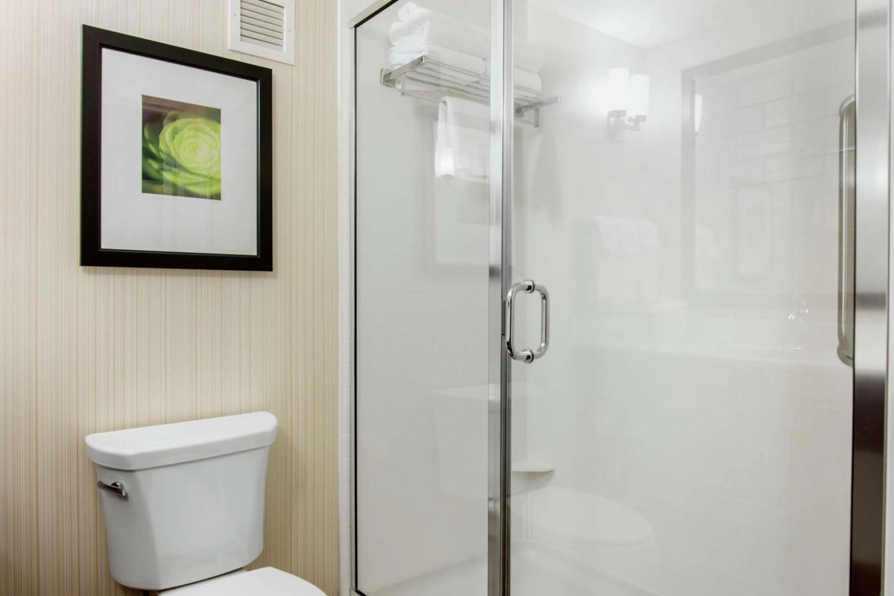 Bathroom in Hilton Garden Inn Portland Airport