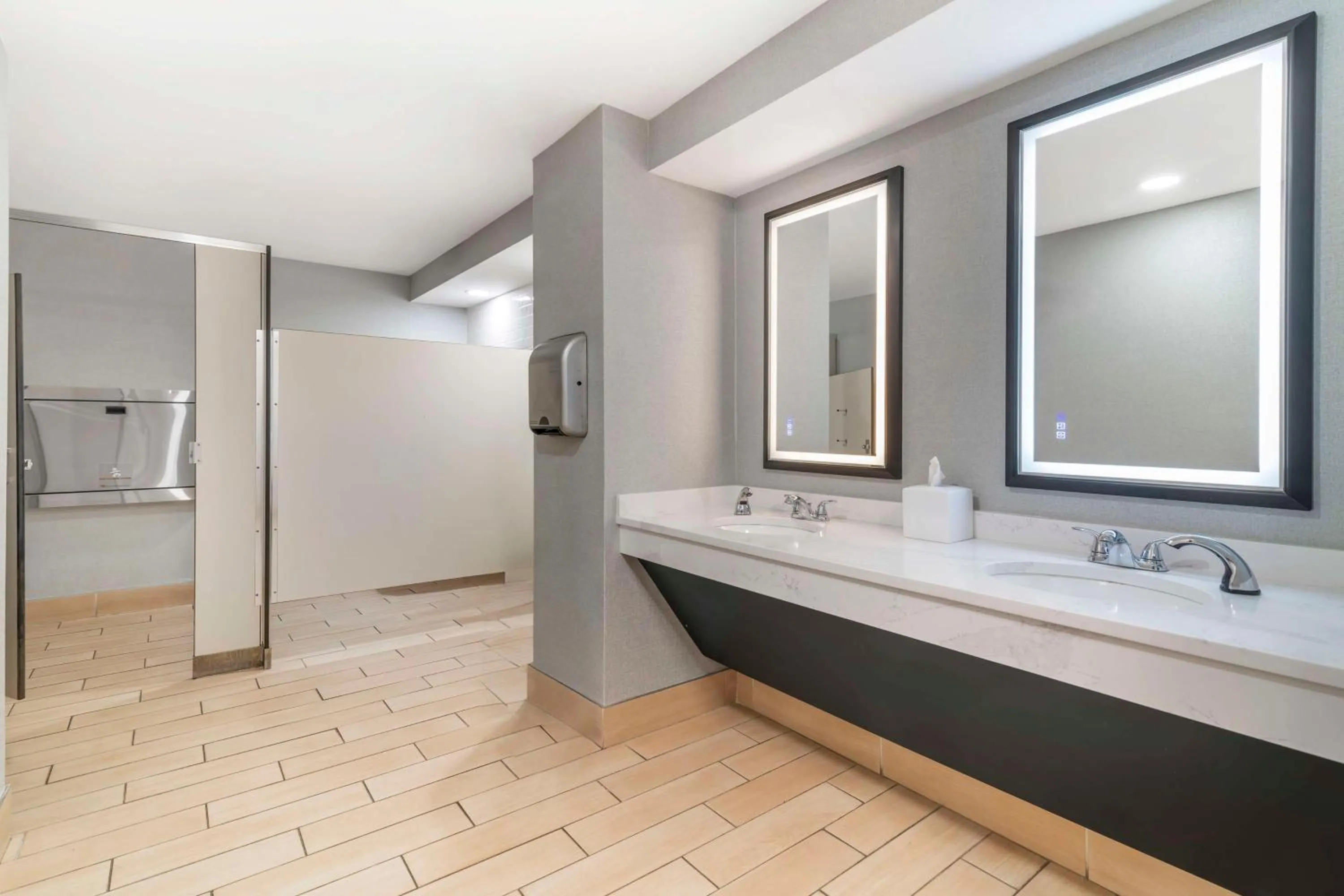 Bathroom in Hilton Garden Inn Portland Airport