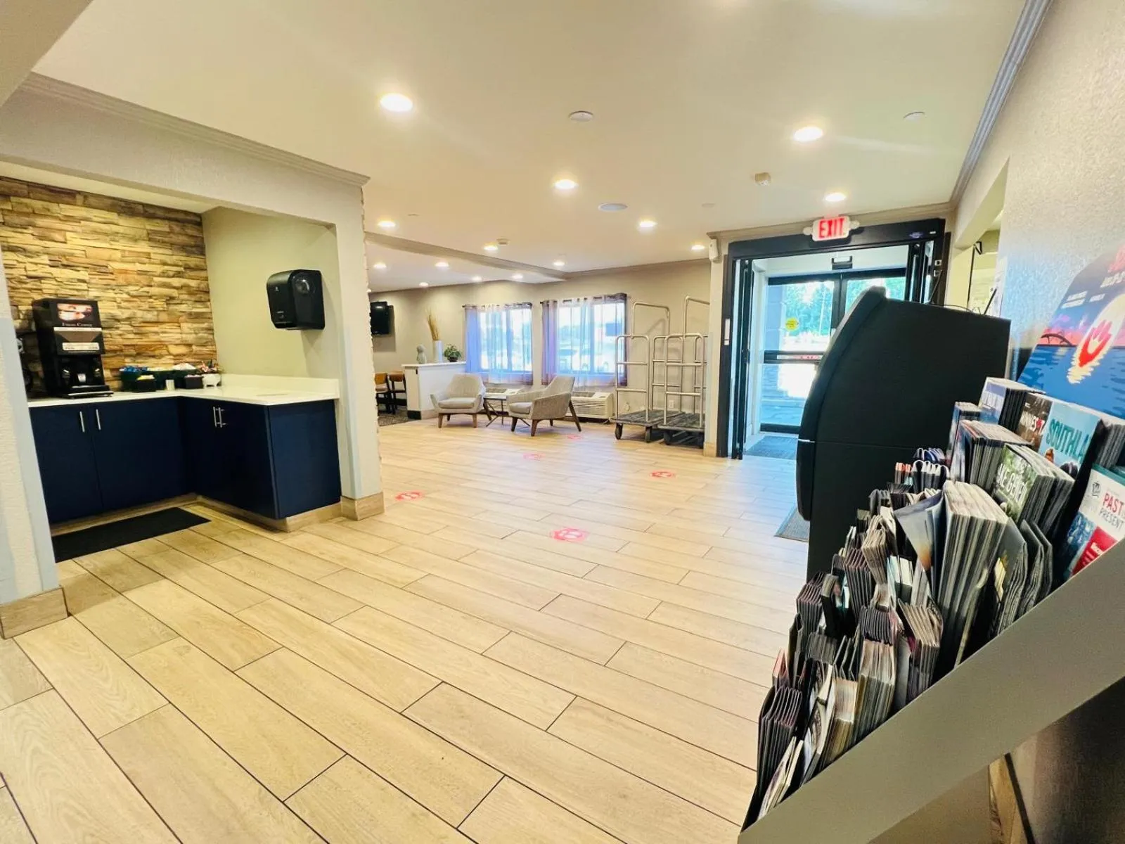 Lobby or reception in AmericInn by Wyndham Glendale Milwaukee