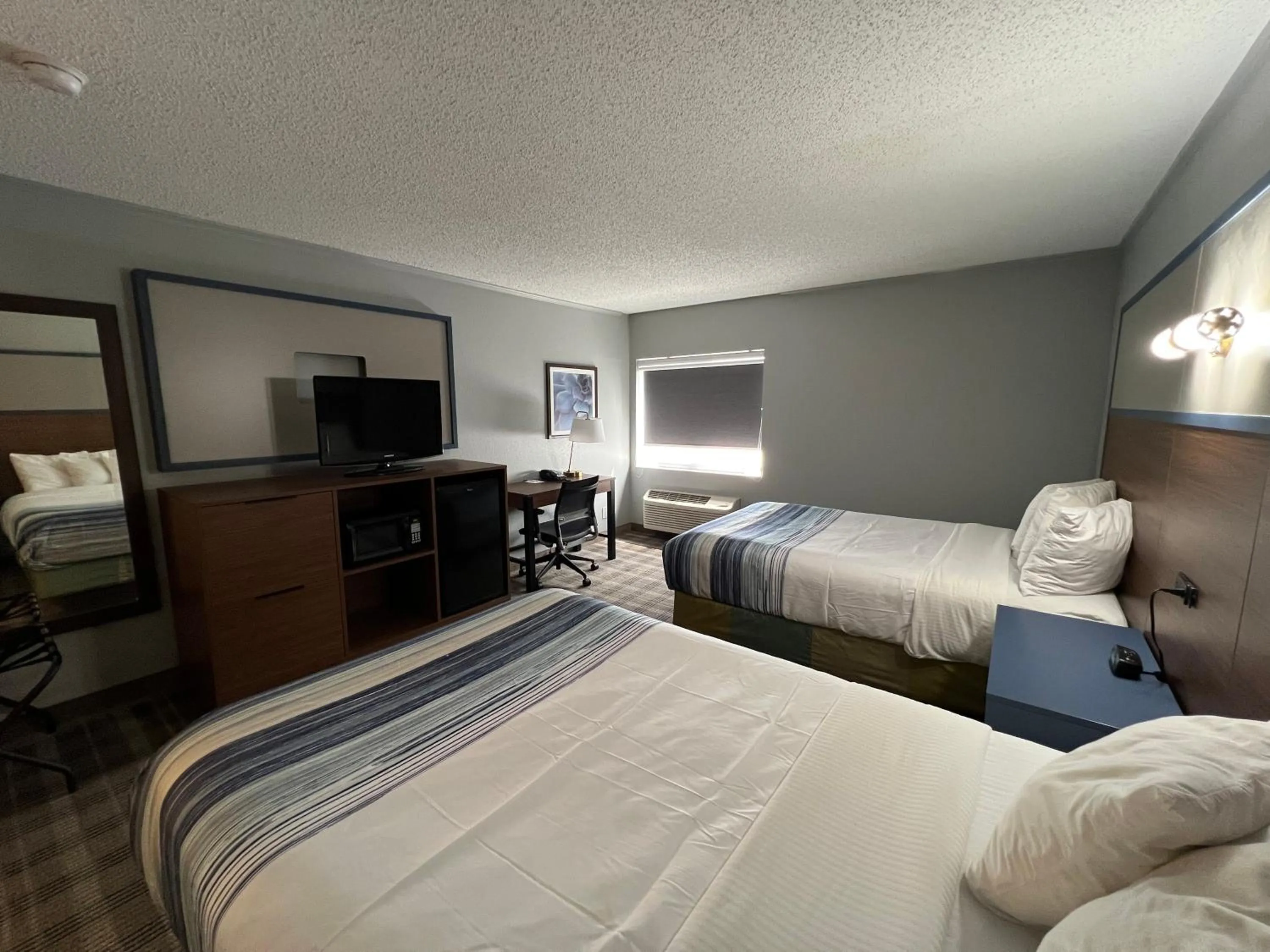 Bedroom, Bed in AmericInn by Wyndham Glendale Milwaukee