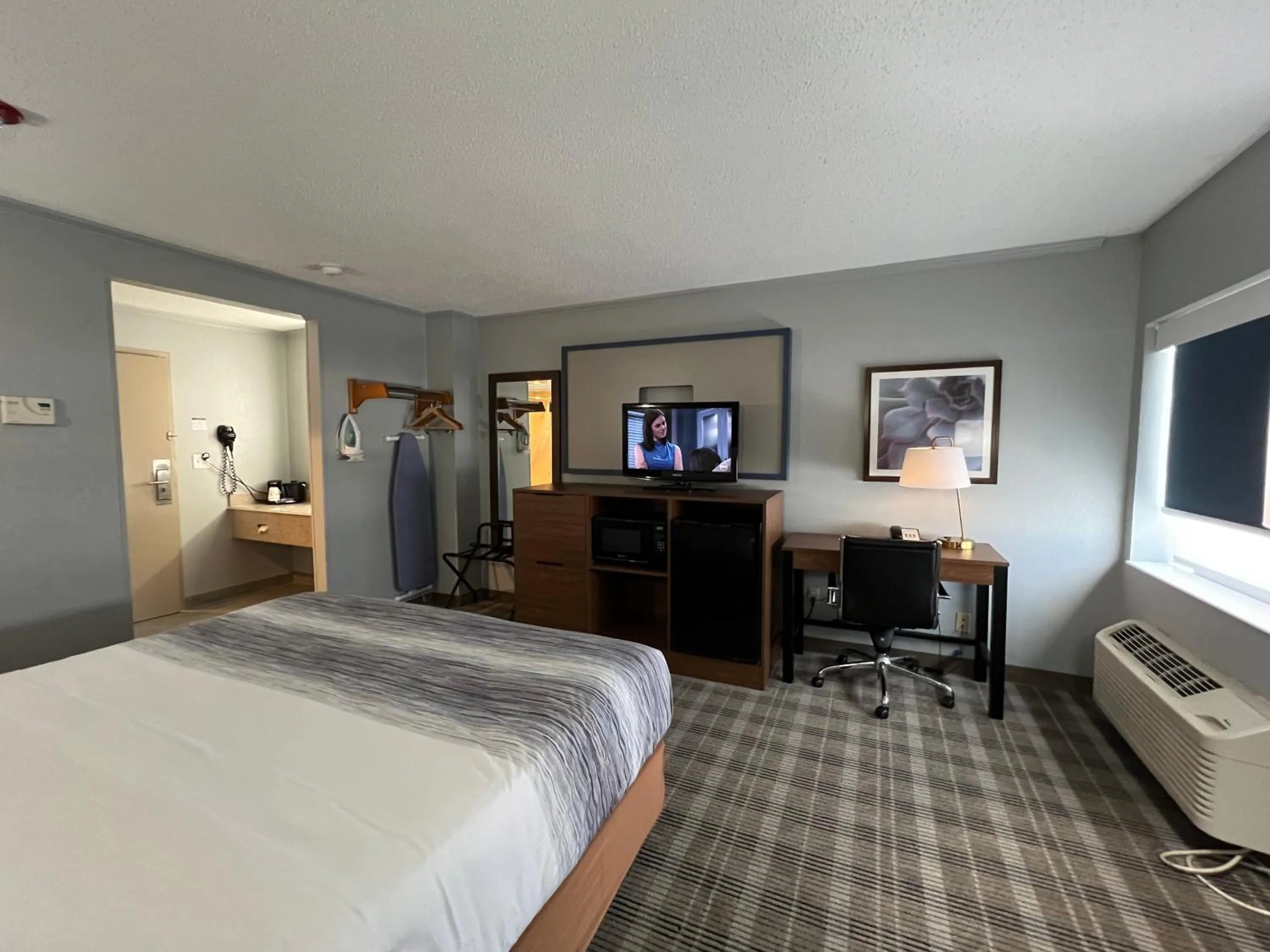 TV and multimedia, Bed in AmericInn by Wyndham Glendale Milwaukee