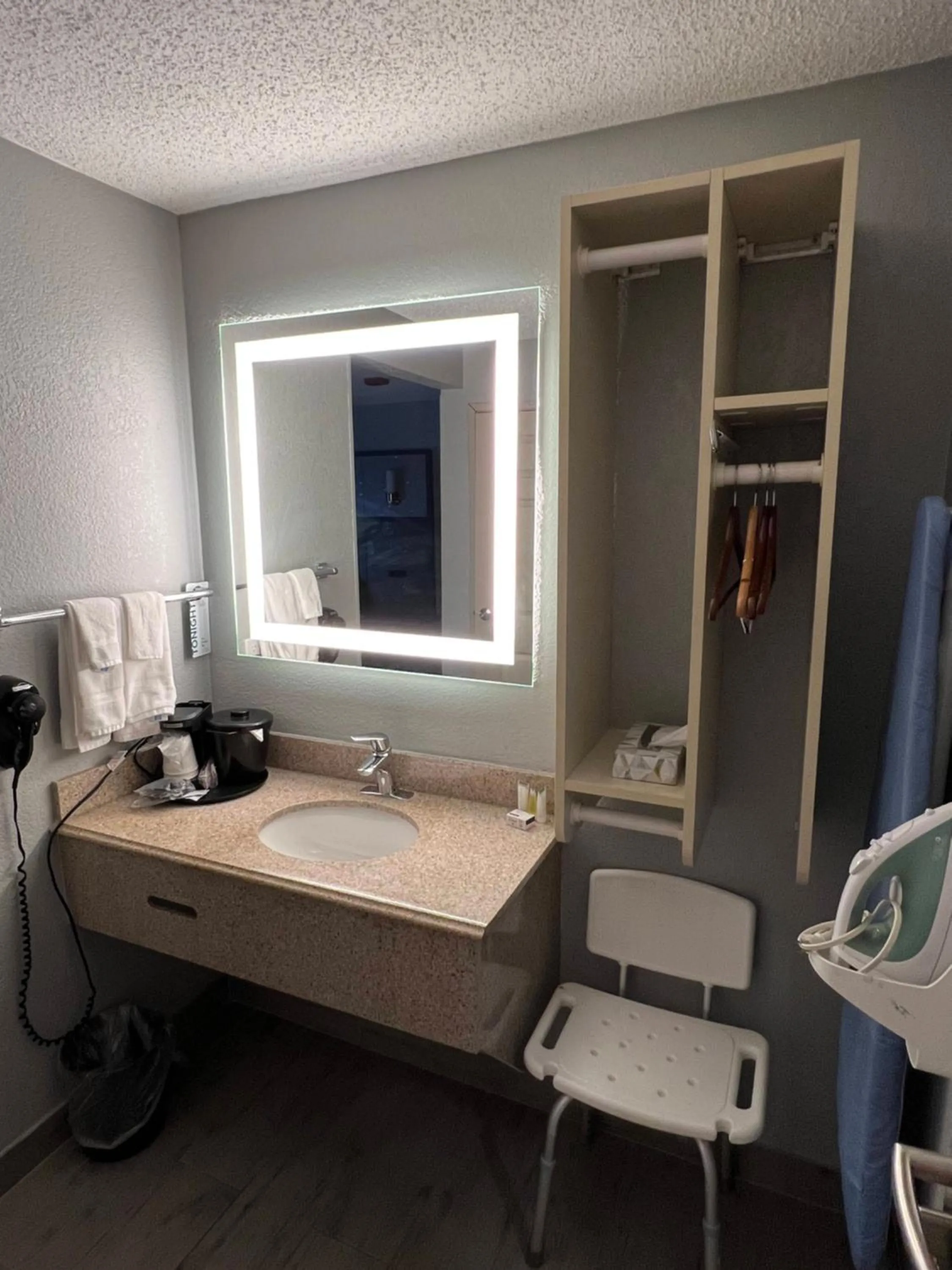 hair dresser in AmericInn by Wyndham Glendale Milwaukee