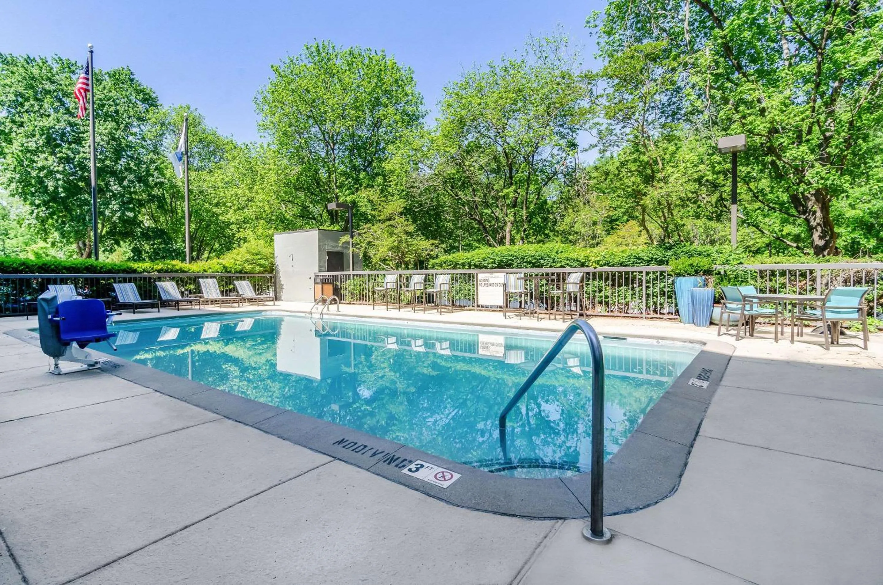Swimming pool in Comfort Inn Raleigh Midtown