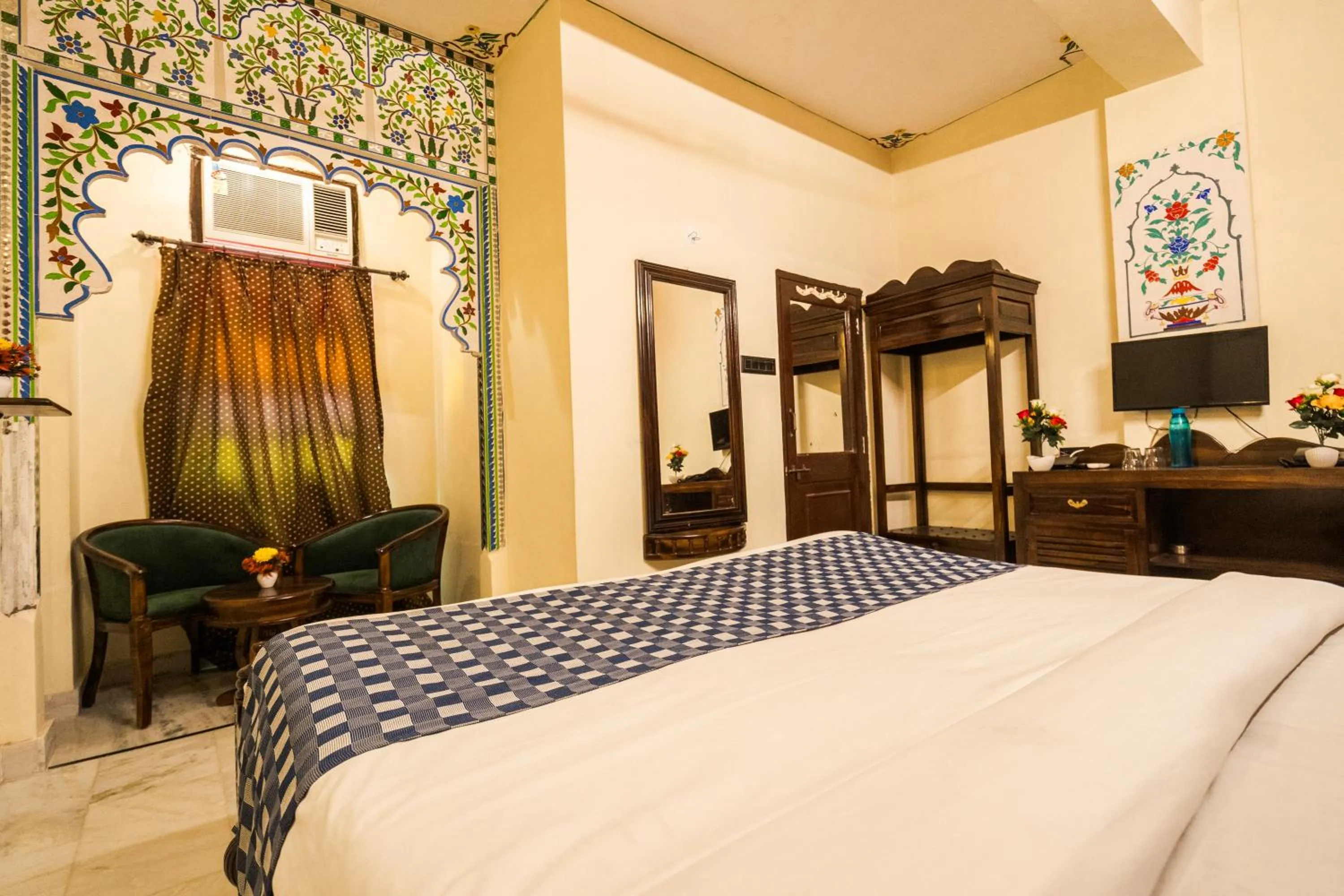 Bed in The Lake View Hotel- On Lake Pichola