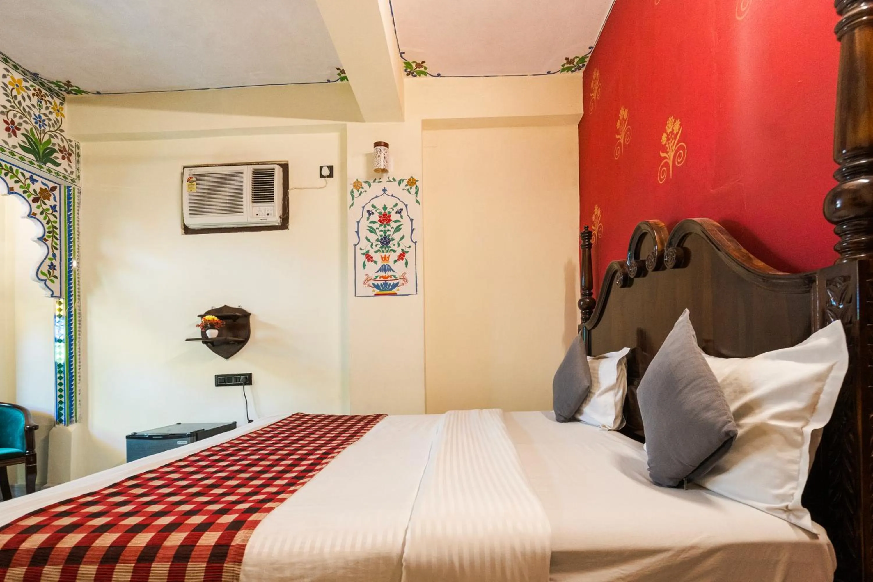 Bed in The Lake View Hotel- On Lake Pichola