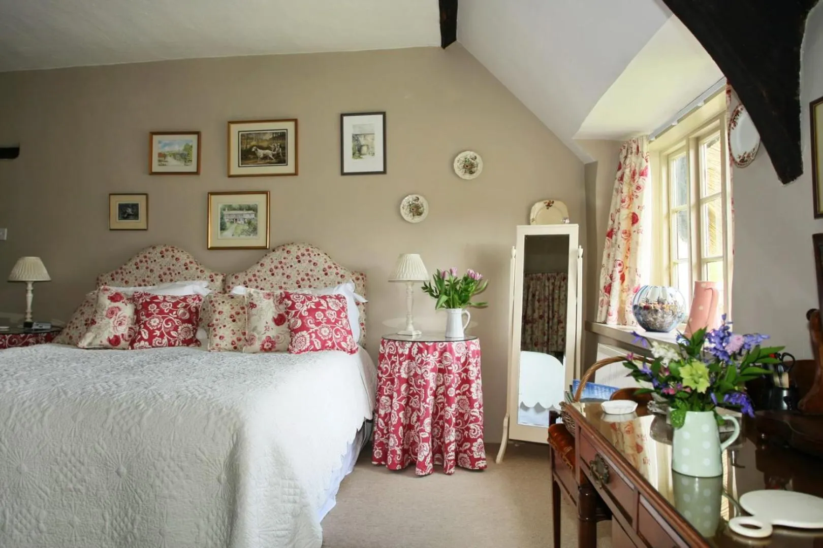Photo of the whole room, Bed in Brook Farmhouse