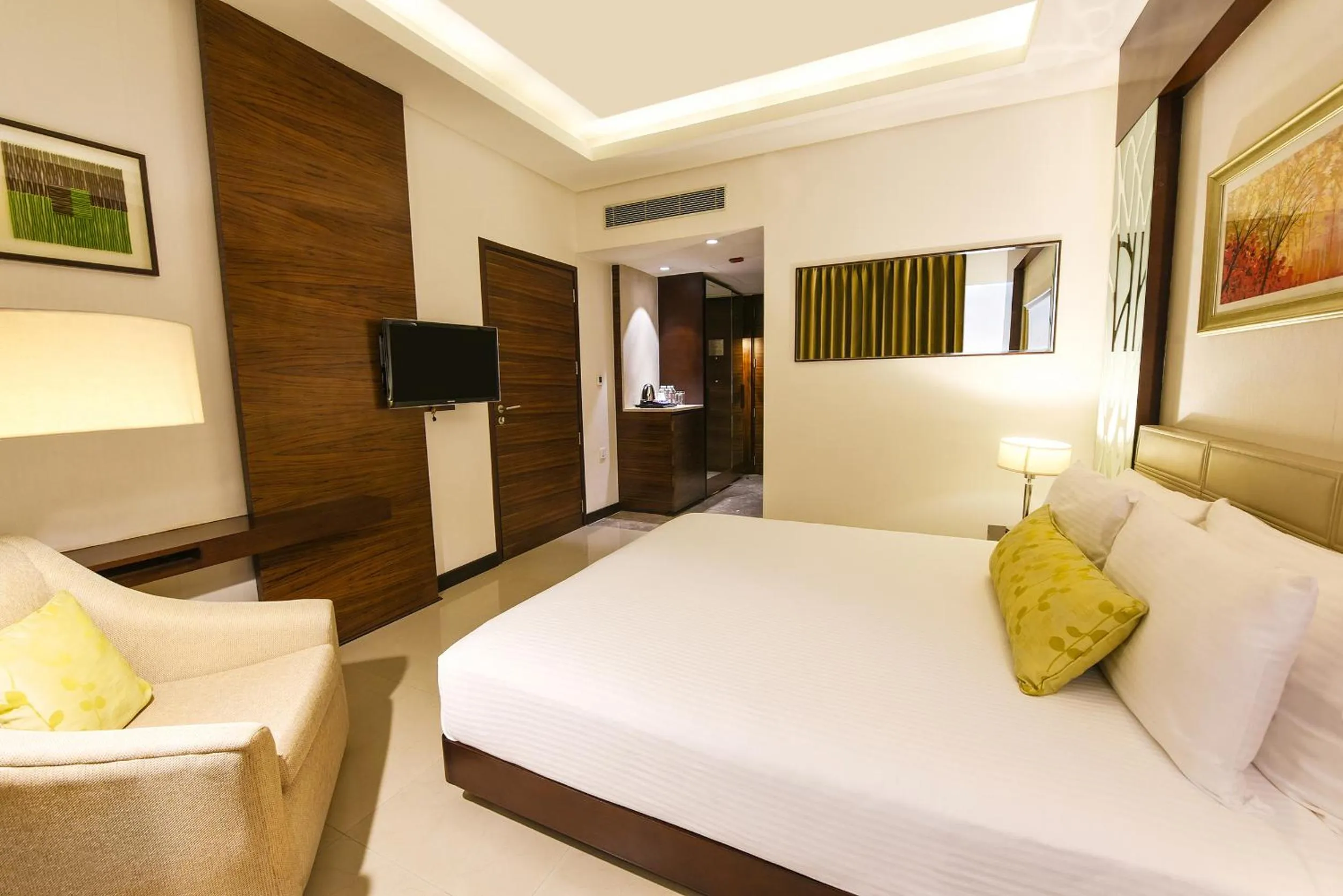 Bedroom, Bed in DoubleTree by Hilton Gurugram Baani Square