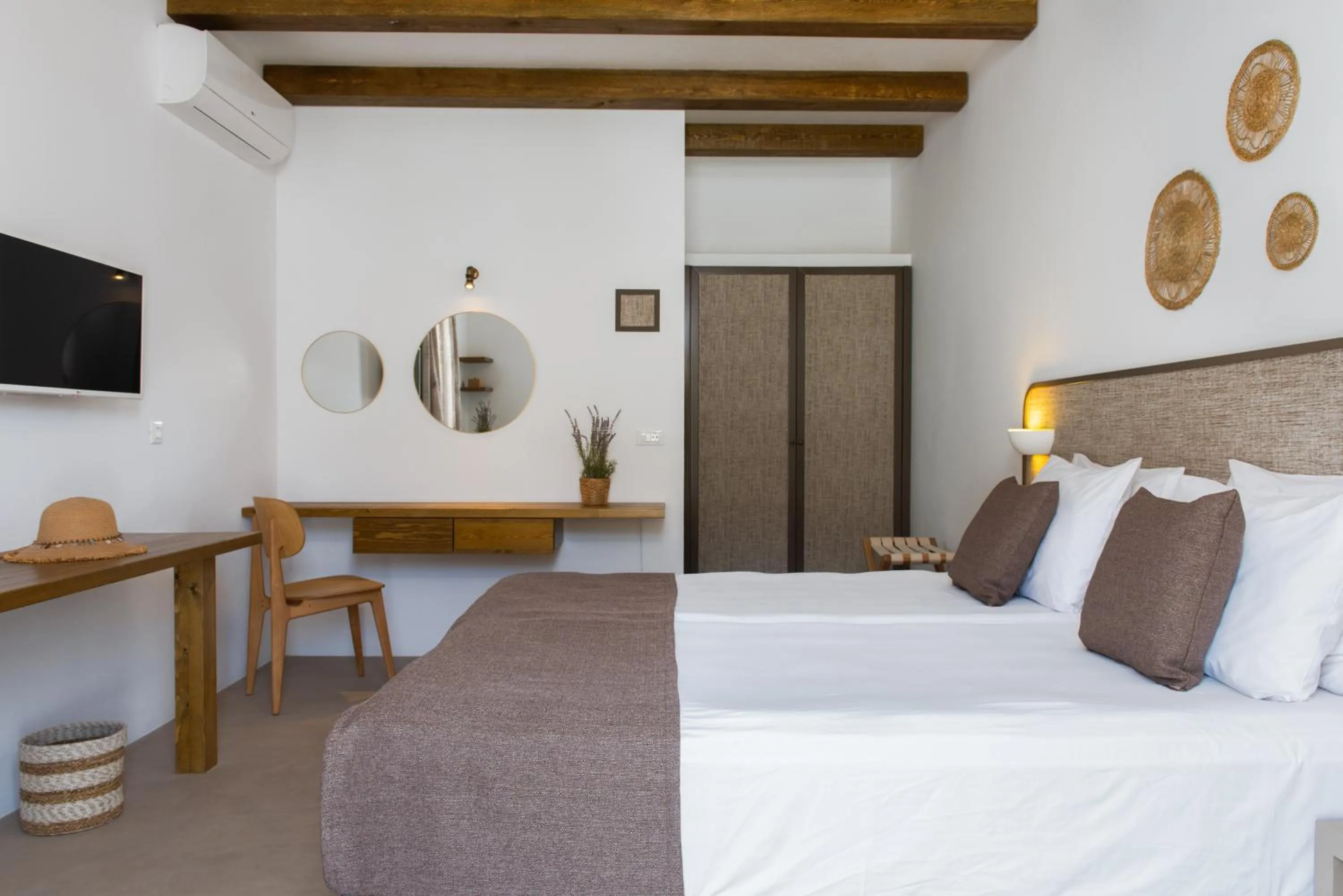 Photo of the whole room, Bed in Xerolithia