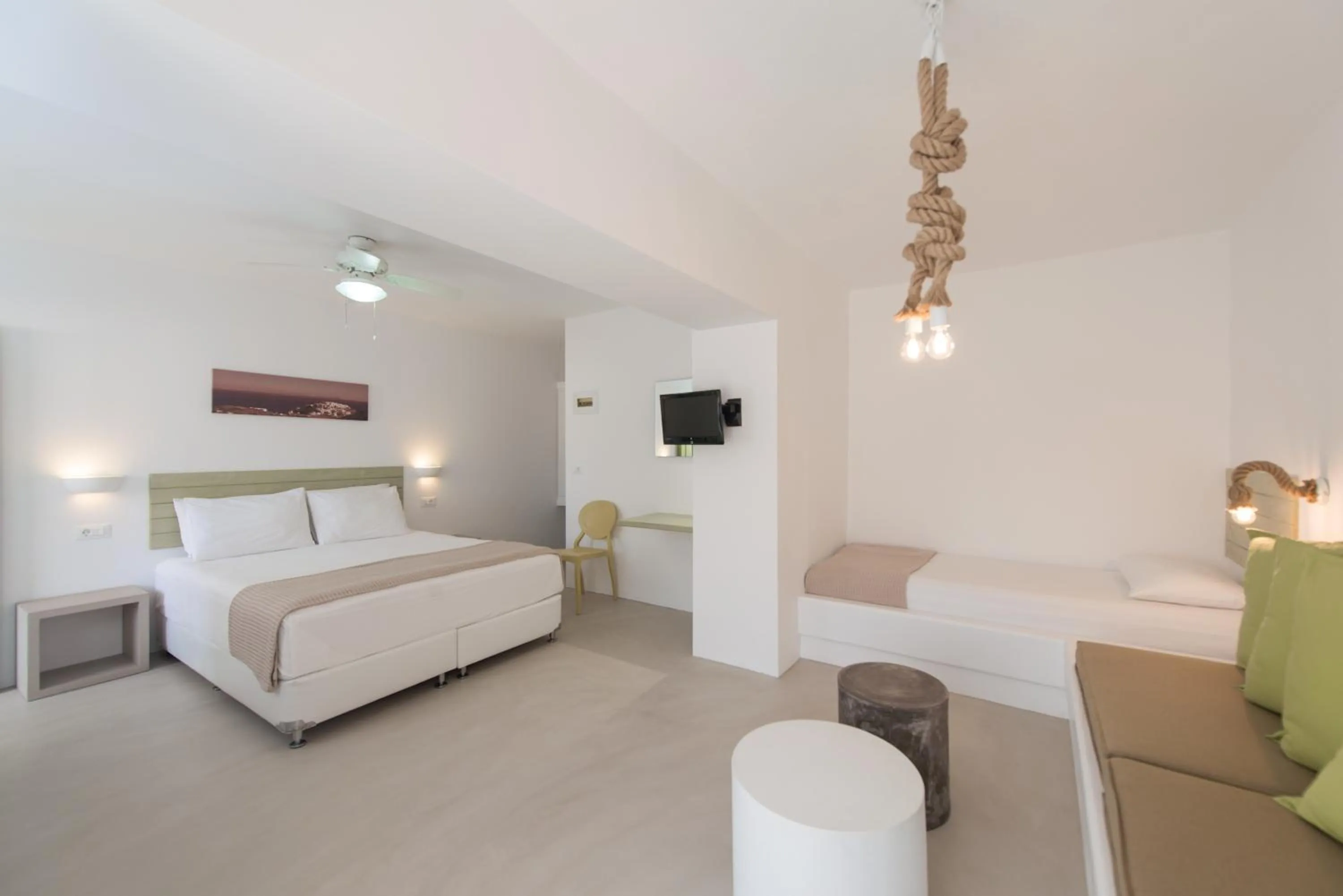 Photo of the whole room, Bed in Xerolithia