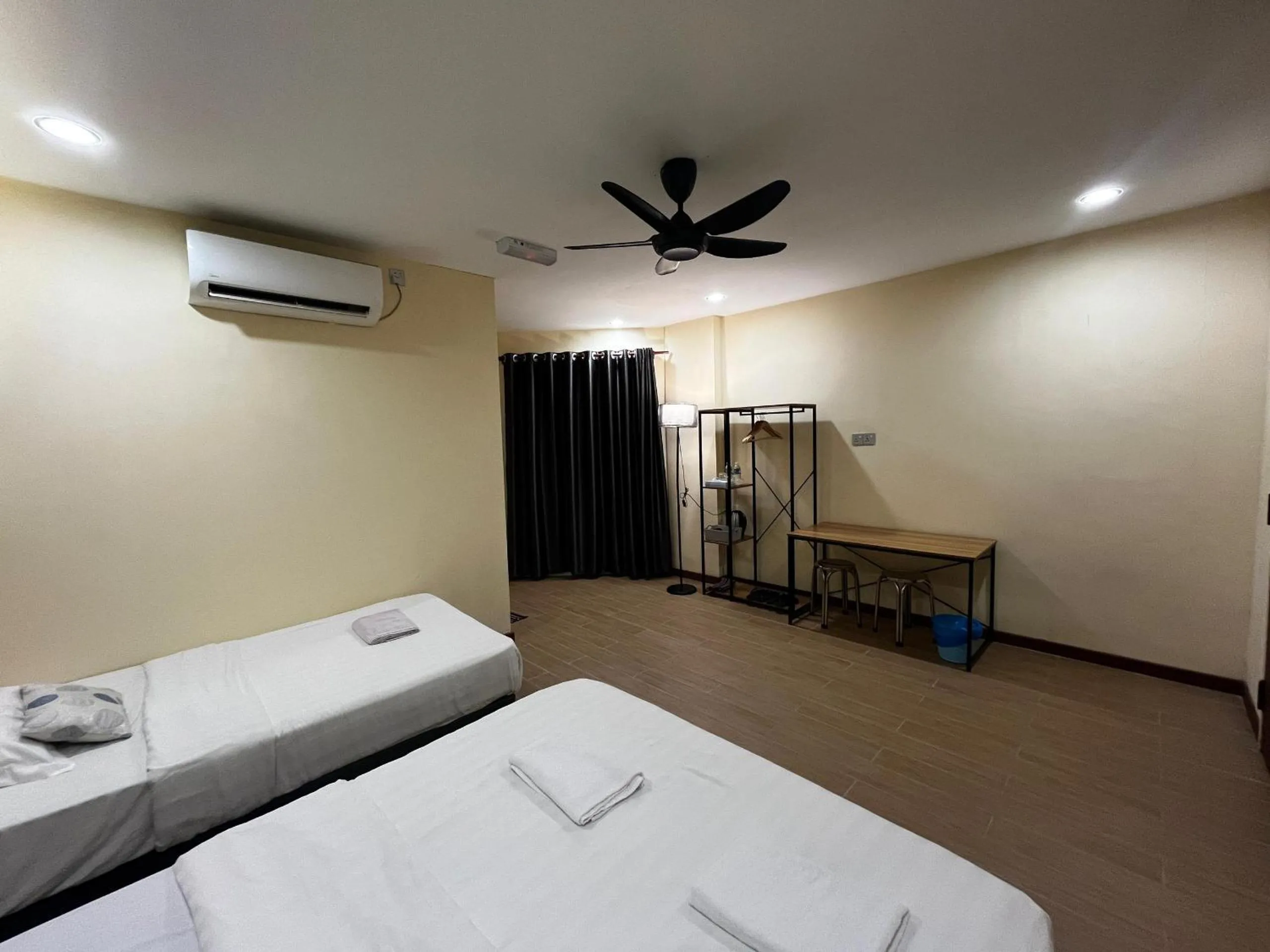 hair dresser, Bed in Halo Hotel