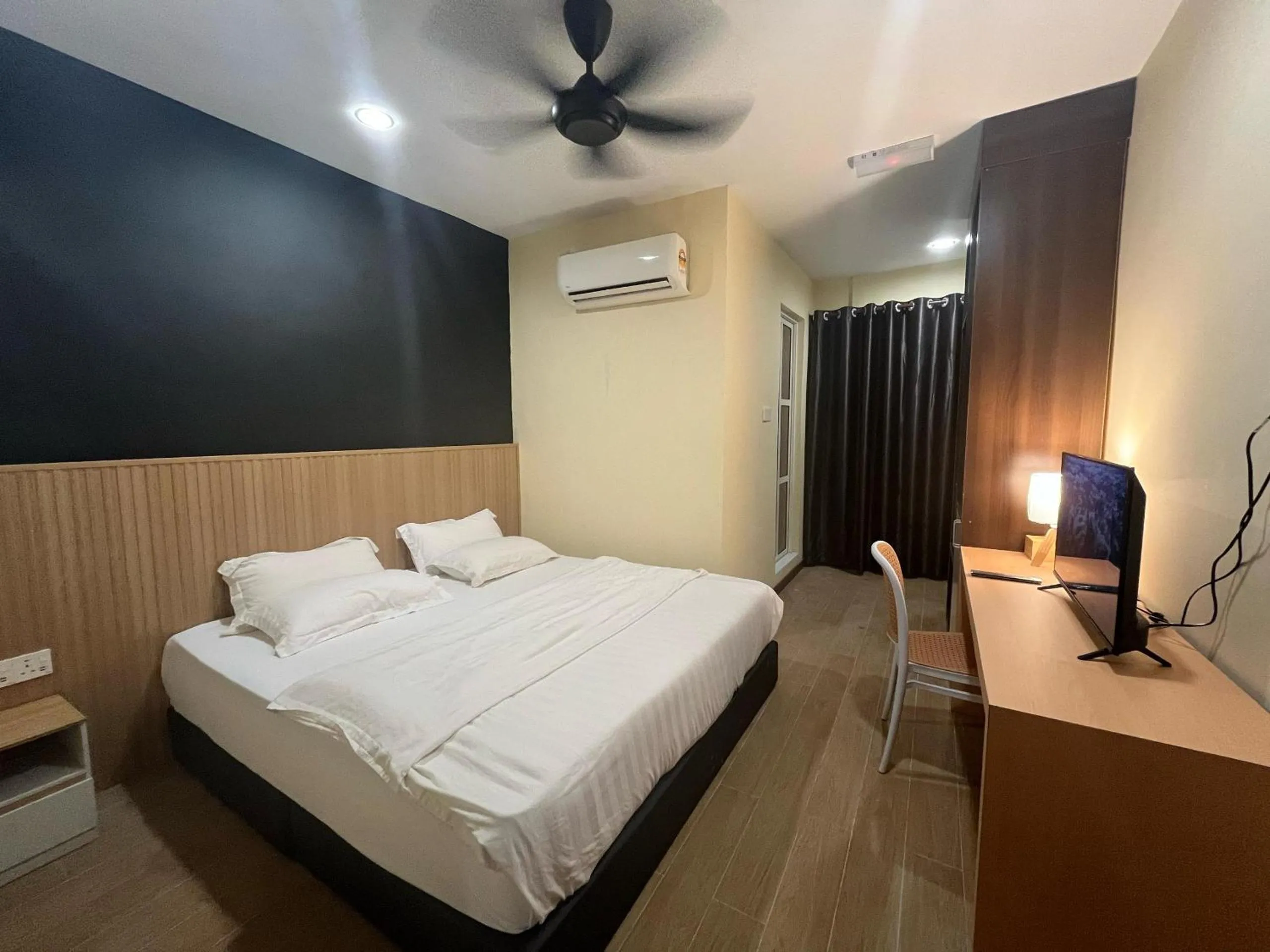 Photo of the whole room, Bed in Halo Hotel