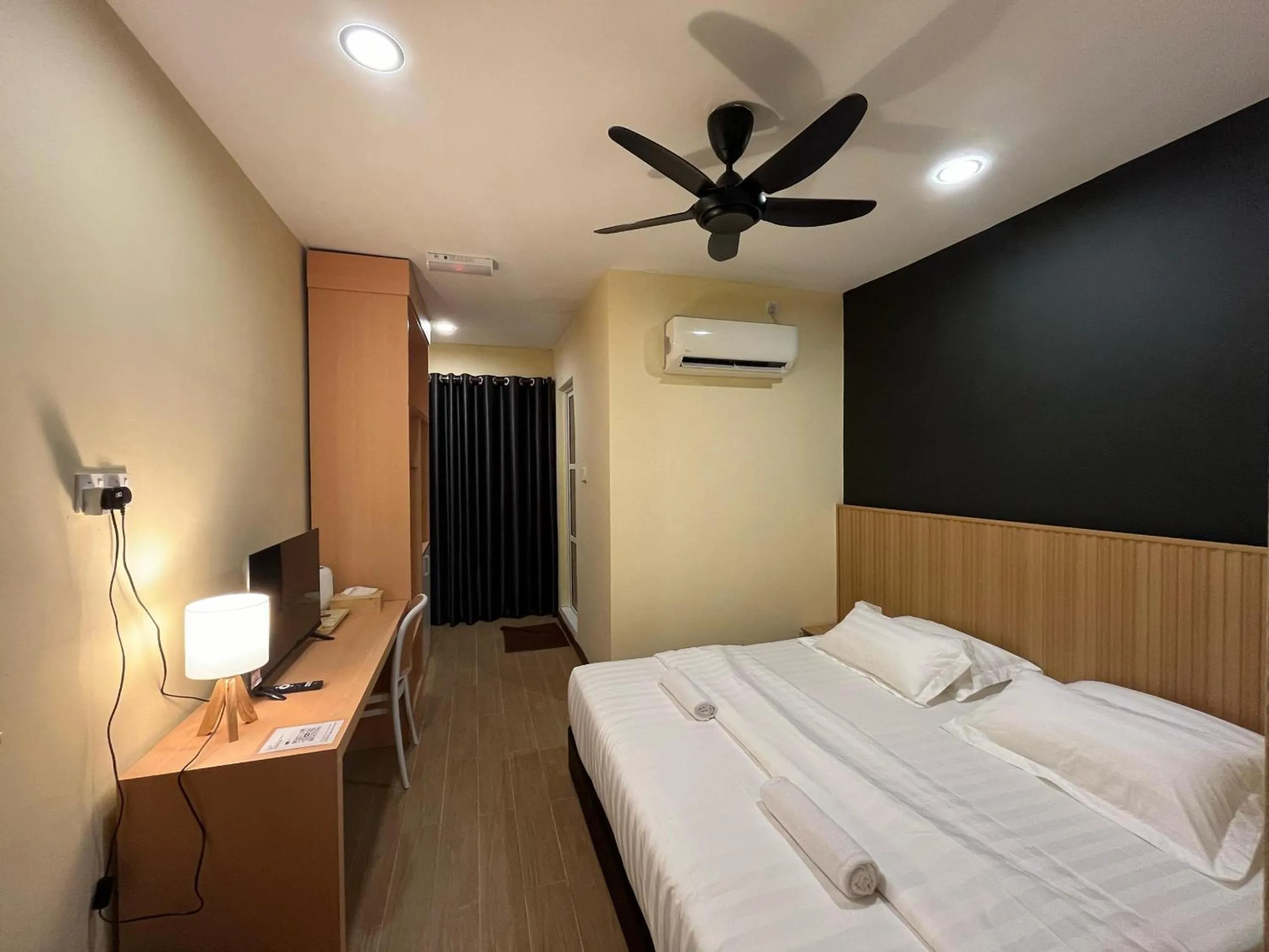 Photo of the whole room, Bed in Halo Hotel