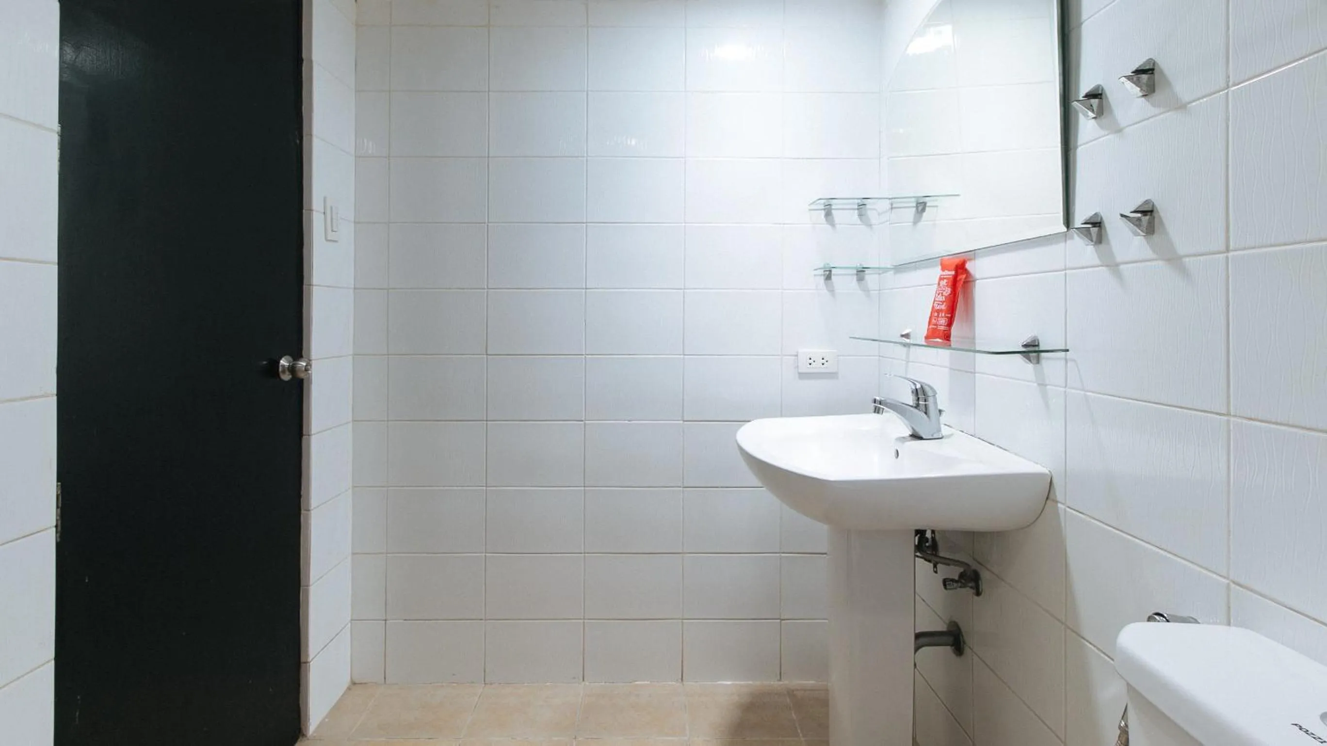 Shower in RedDoorz at Samat Mandaluyong