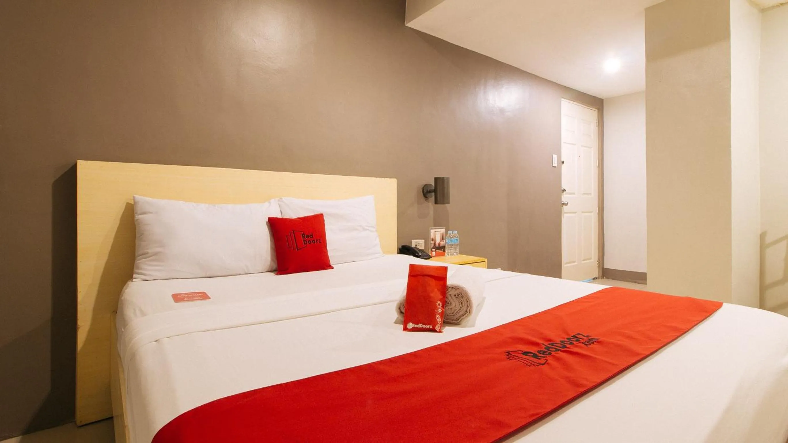 Bed in RedDoorz at Samat Mandaluyong