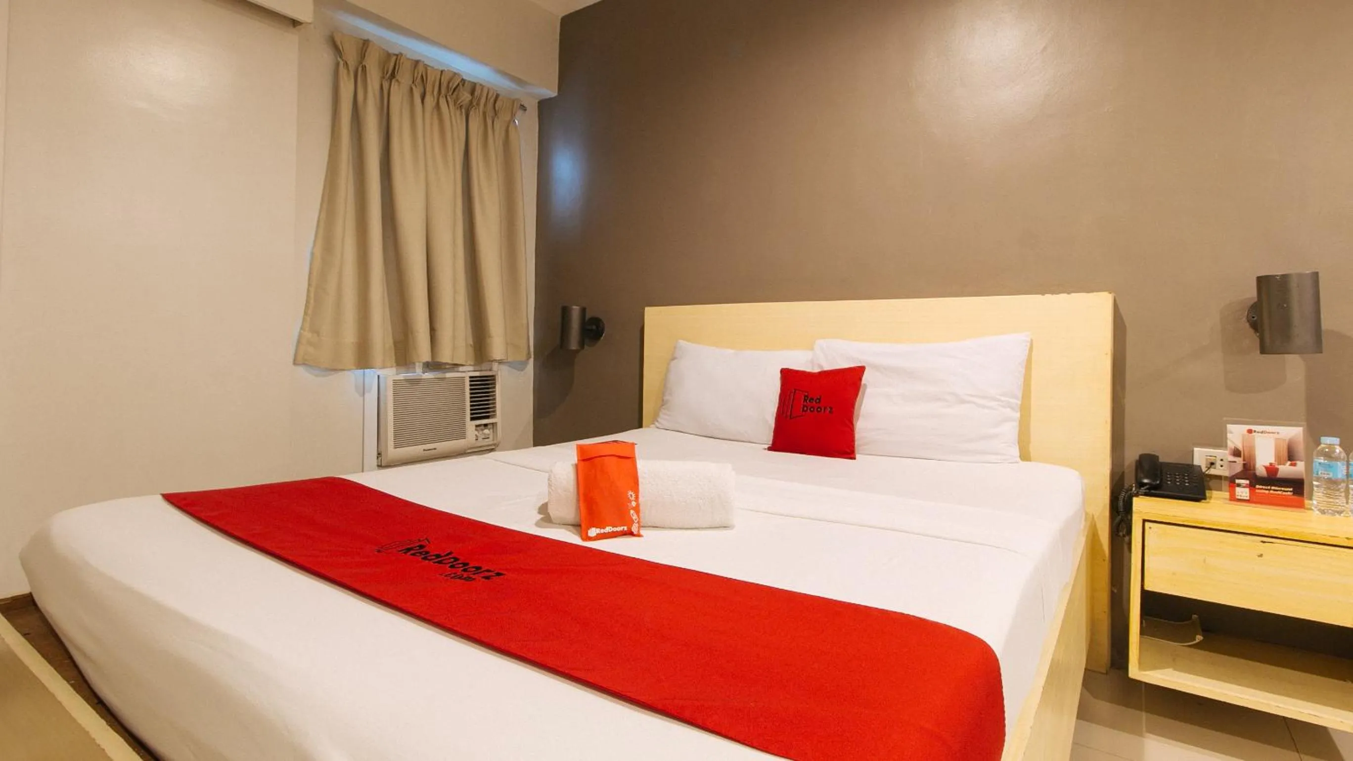 Photo of the whole room, Bed in RedDoorz at Samat Mandaluyong