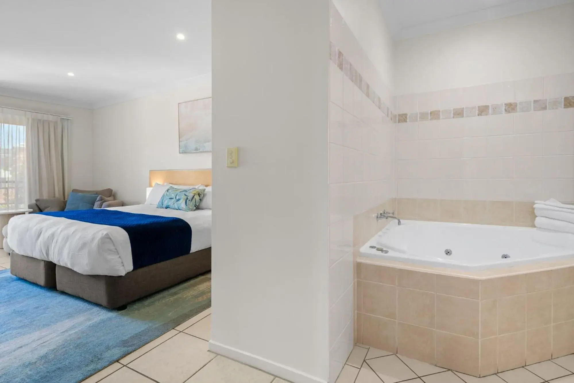 Spa Apartment in Terrigal Sails Serviced Apartments Spa Apartment in Terrigal Sails Serviced Apartments