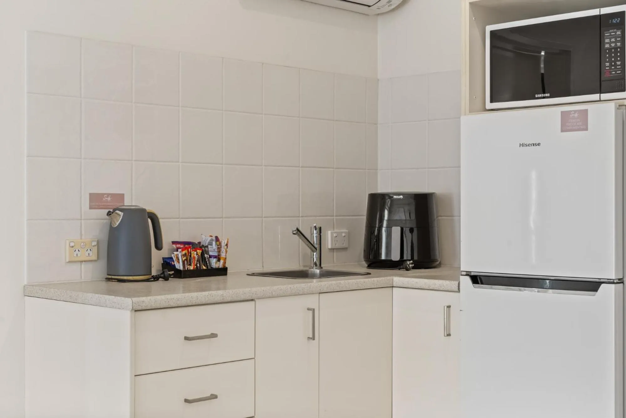 Kitchen or kitchenette in Terrigal Sails Serviced Apartments