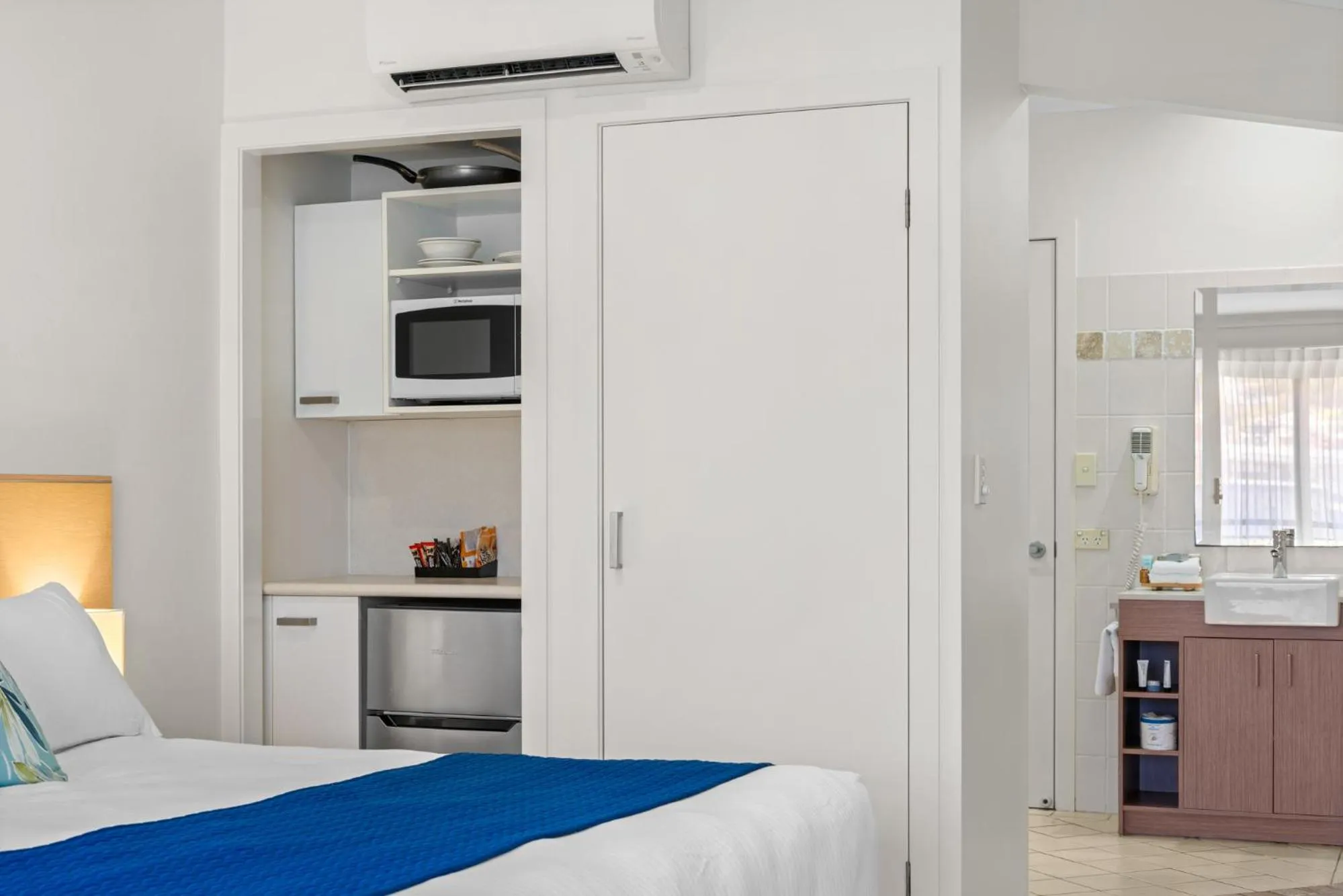 Kitchen or kitchenette, Bed in Terrigal Sails Serviced Apartments