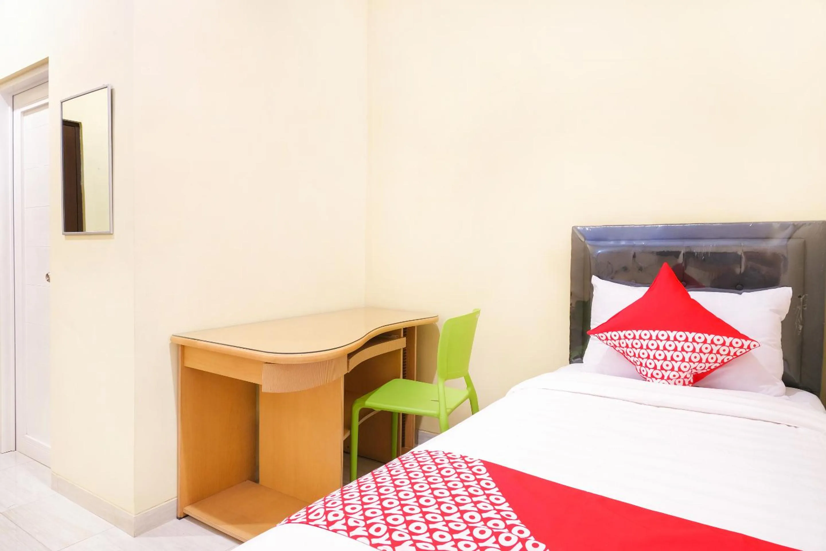 Bedroom, Bed in Hotel O DeHome Family