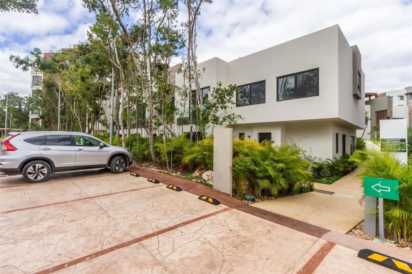 Facade/entrance in Ciudad Mayakoba Homes by Vimex