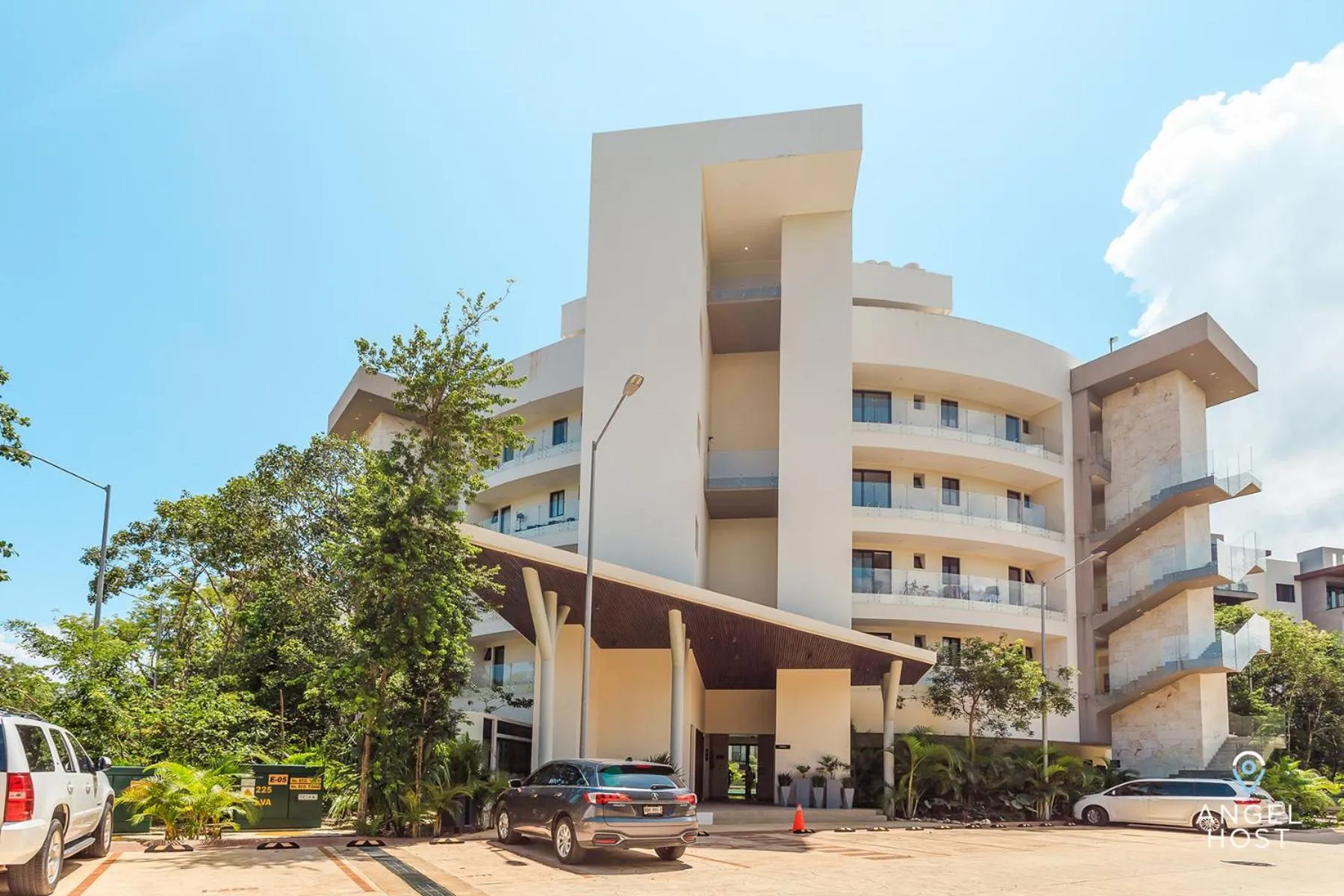 Facade/entrance in Ciudad Mayakoba Homes by Vimex