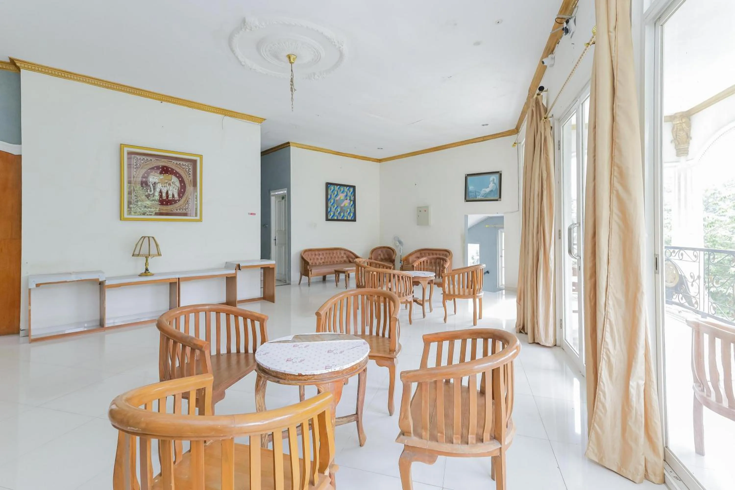 Living room, Restaurant/Places to Eat in RedDoorz at Villa Puncak Tidar