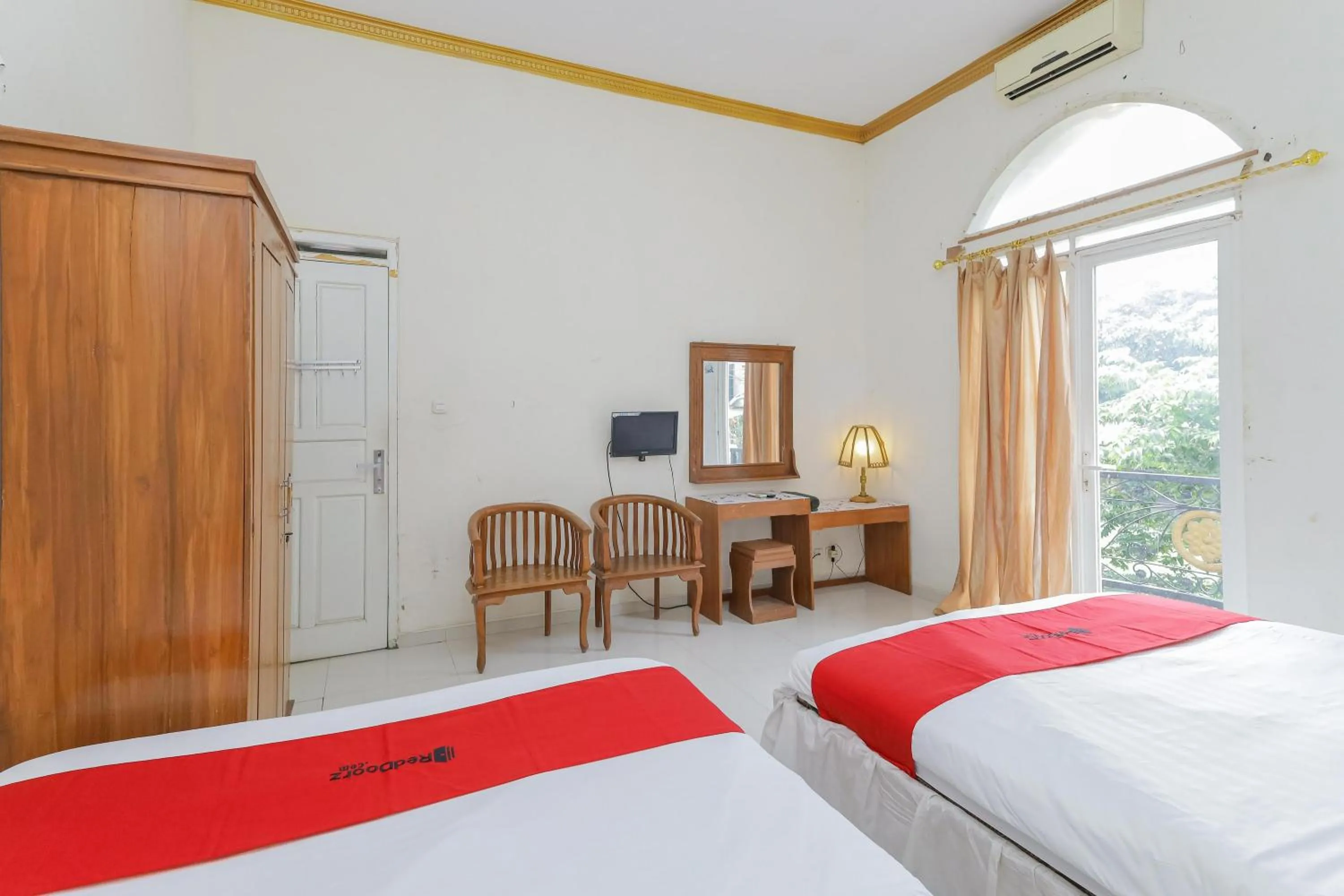 Bedroom, Bed in RedDoorz at Villa Puncak Tidar