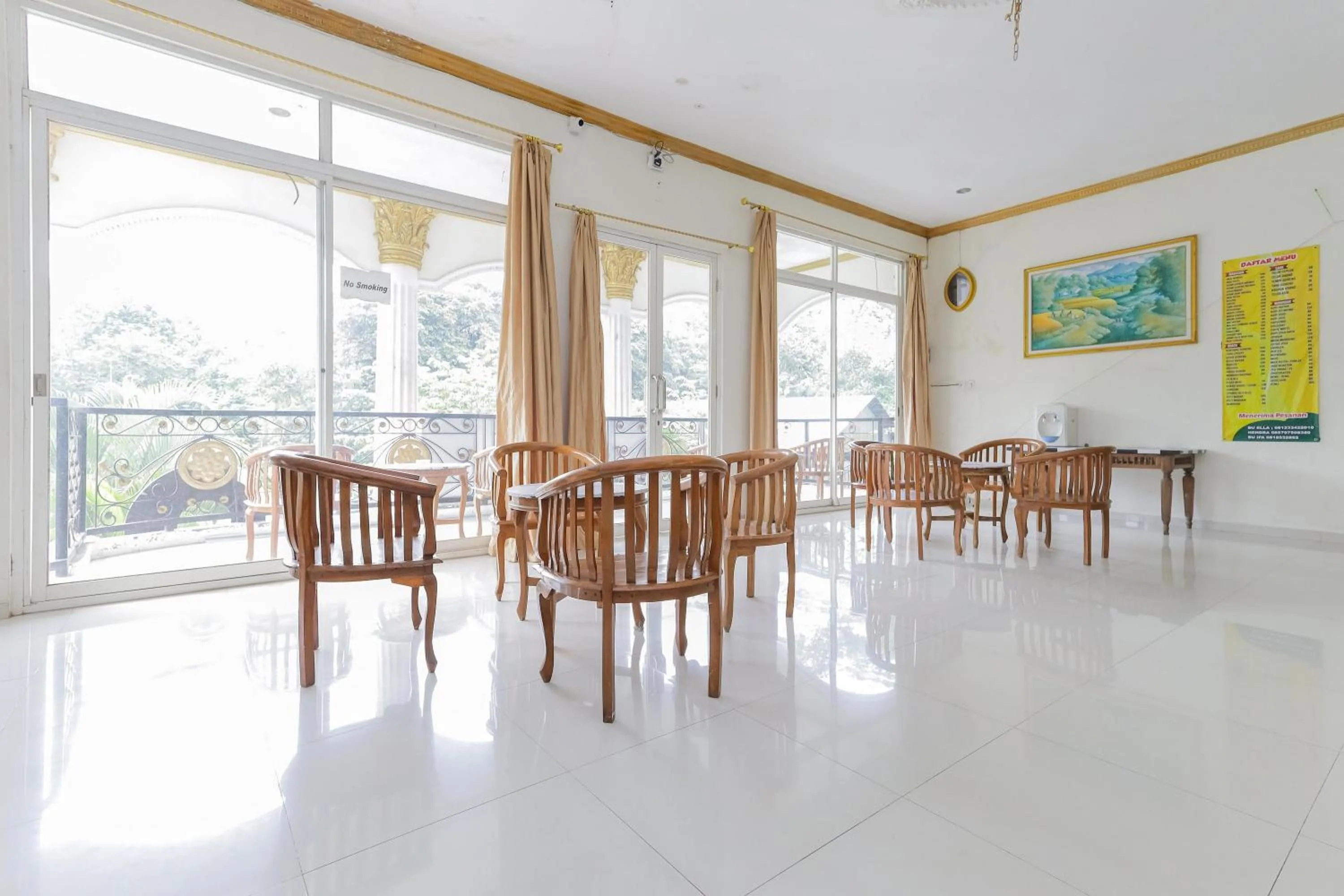 Living room, Restaurant/Places to Eat in RedDoorz at Villa Puncak Tidar