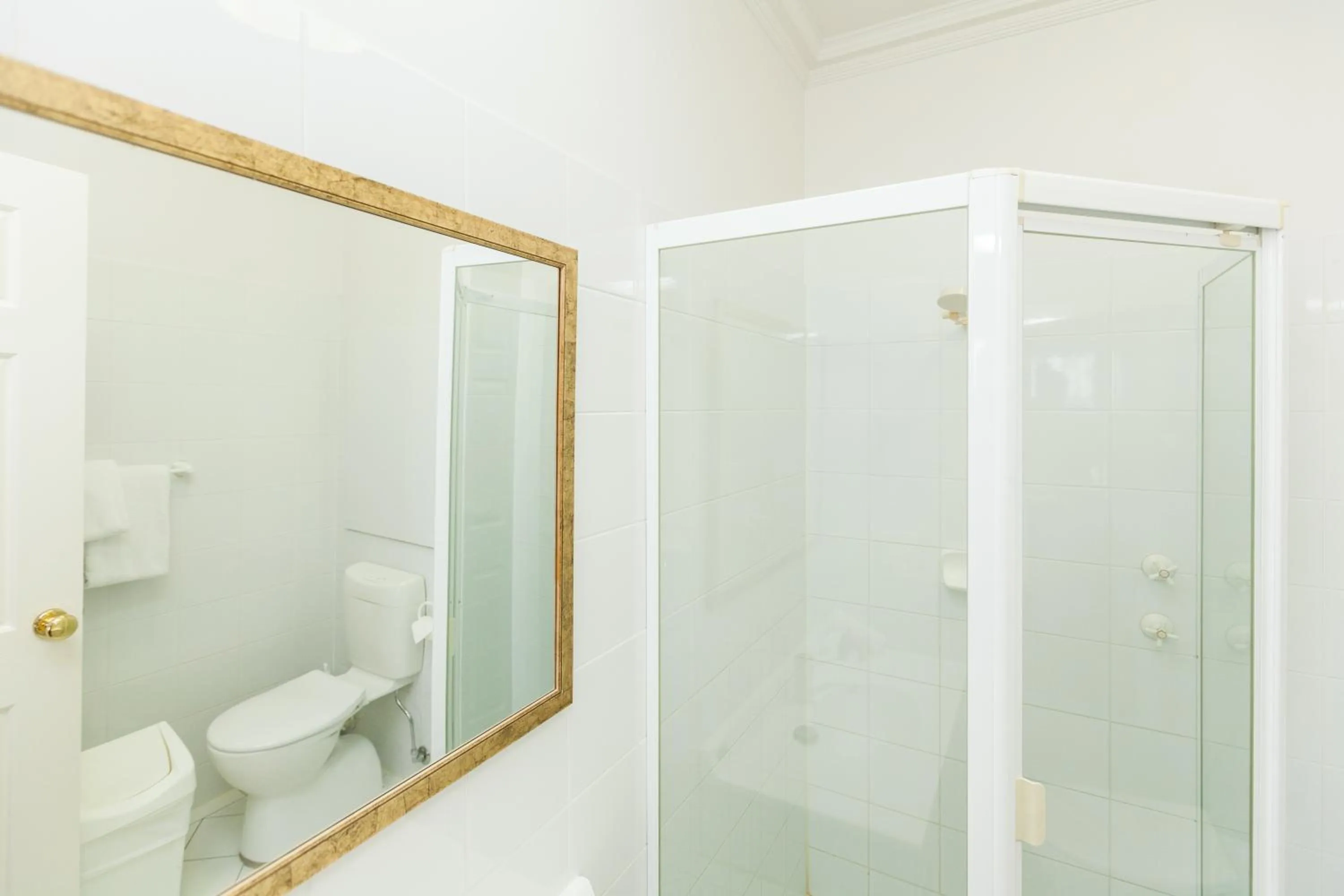 Shower in Majestic Tynte Street Apartments