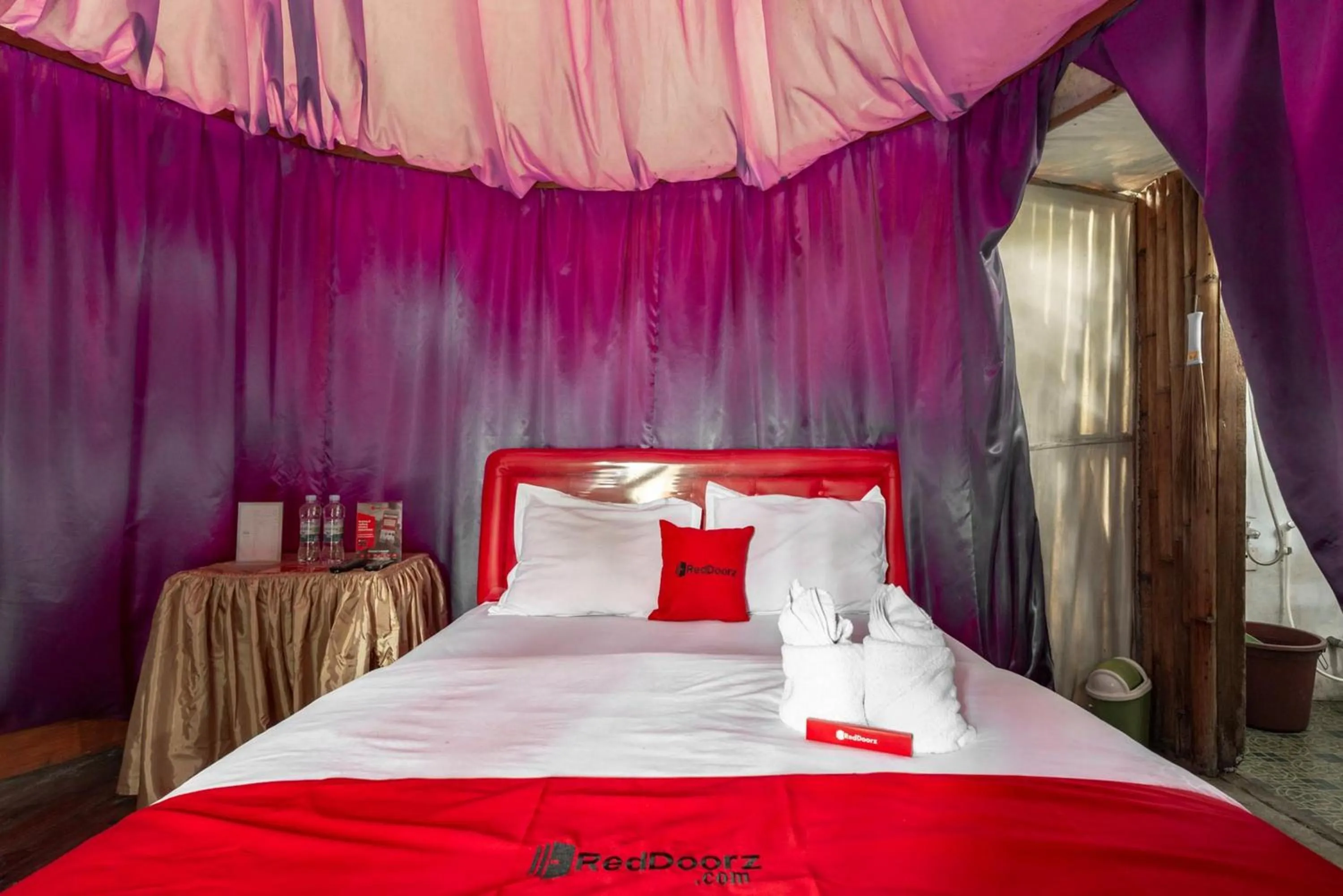 Bedroom, Bed in RedDoorz @ Apache Camp