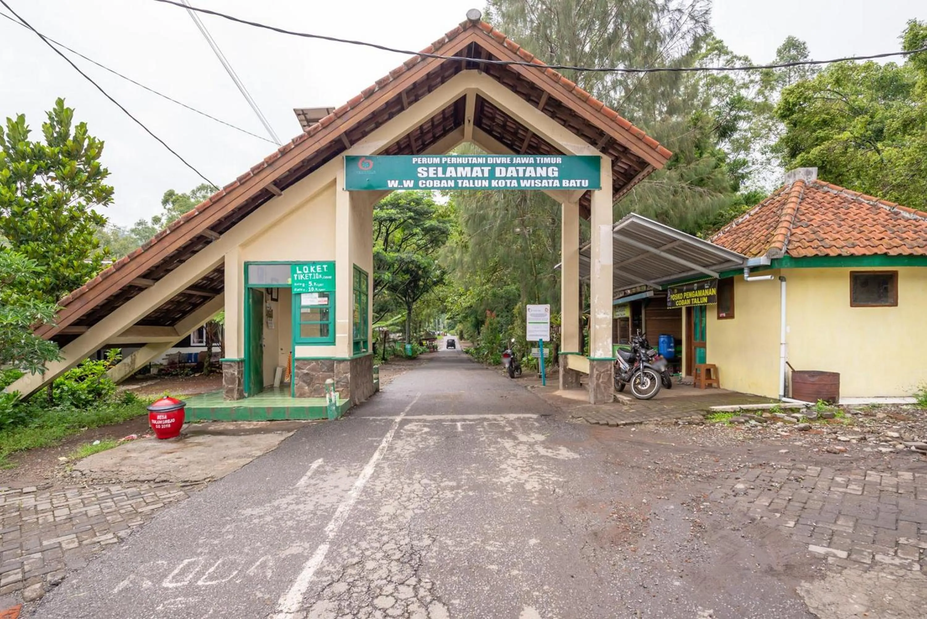 Facade/entrance in RedDoorz @ Apache Camp