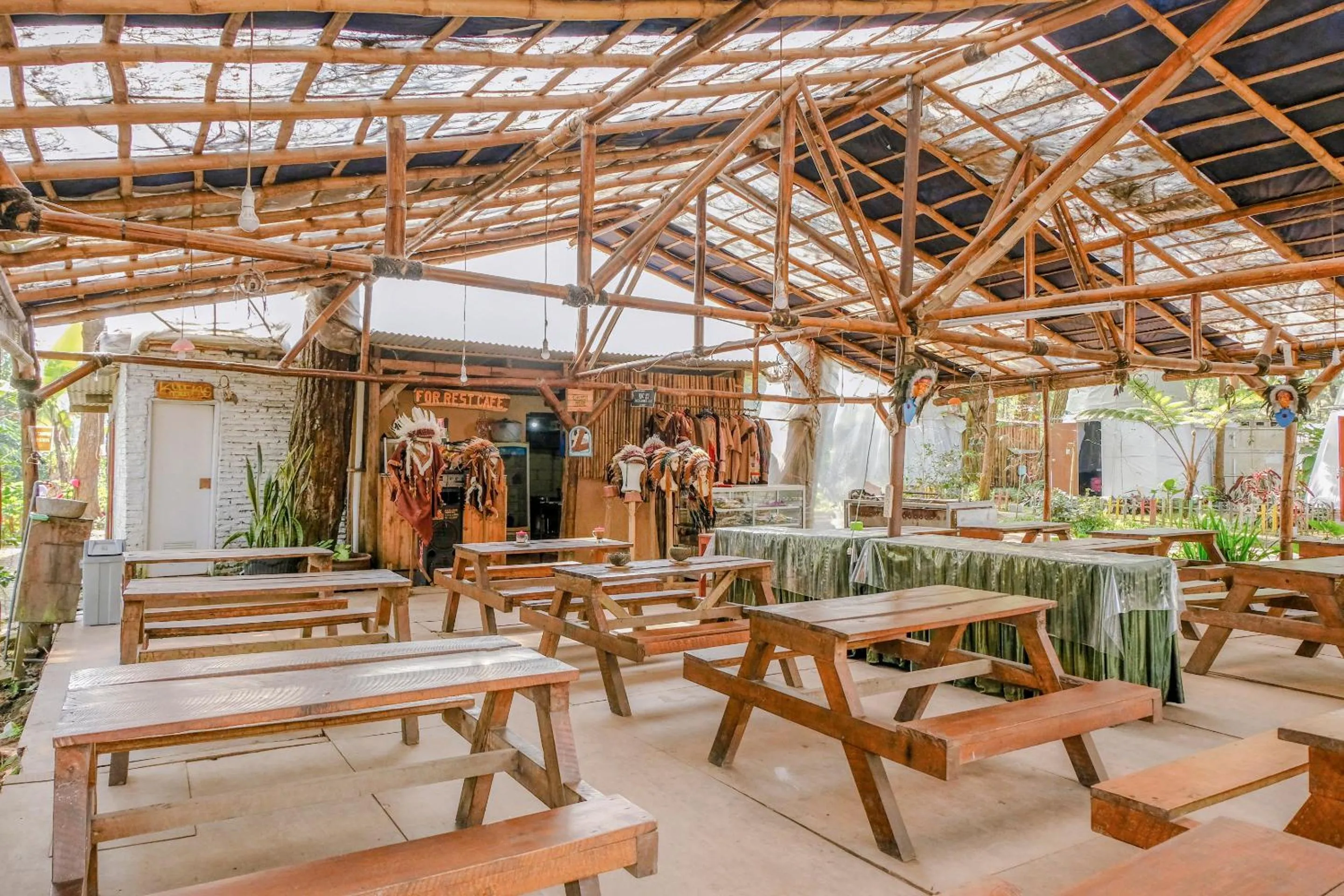 Dining area in RedDoorz @ Apache Camp
