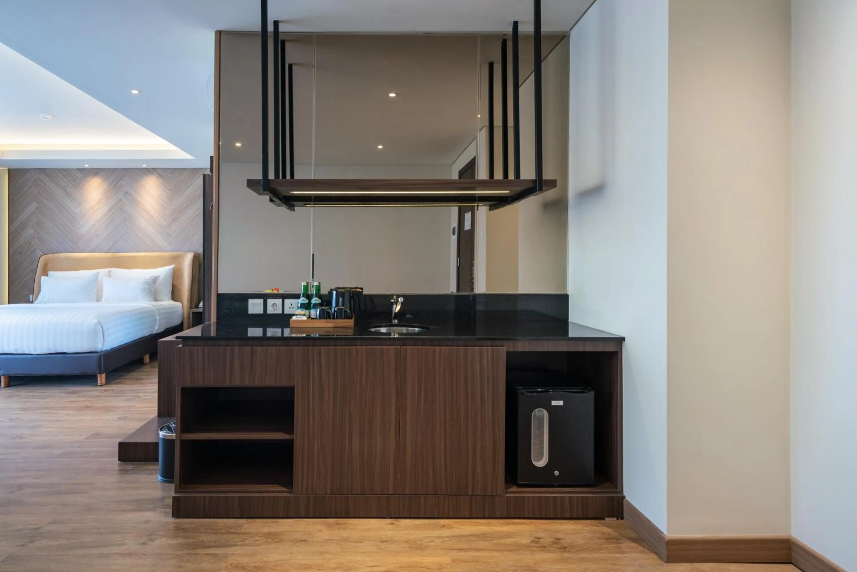Kitchen or kitchenette, Bed in Luminor Hotel Jakarta Kota By WH