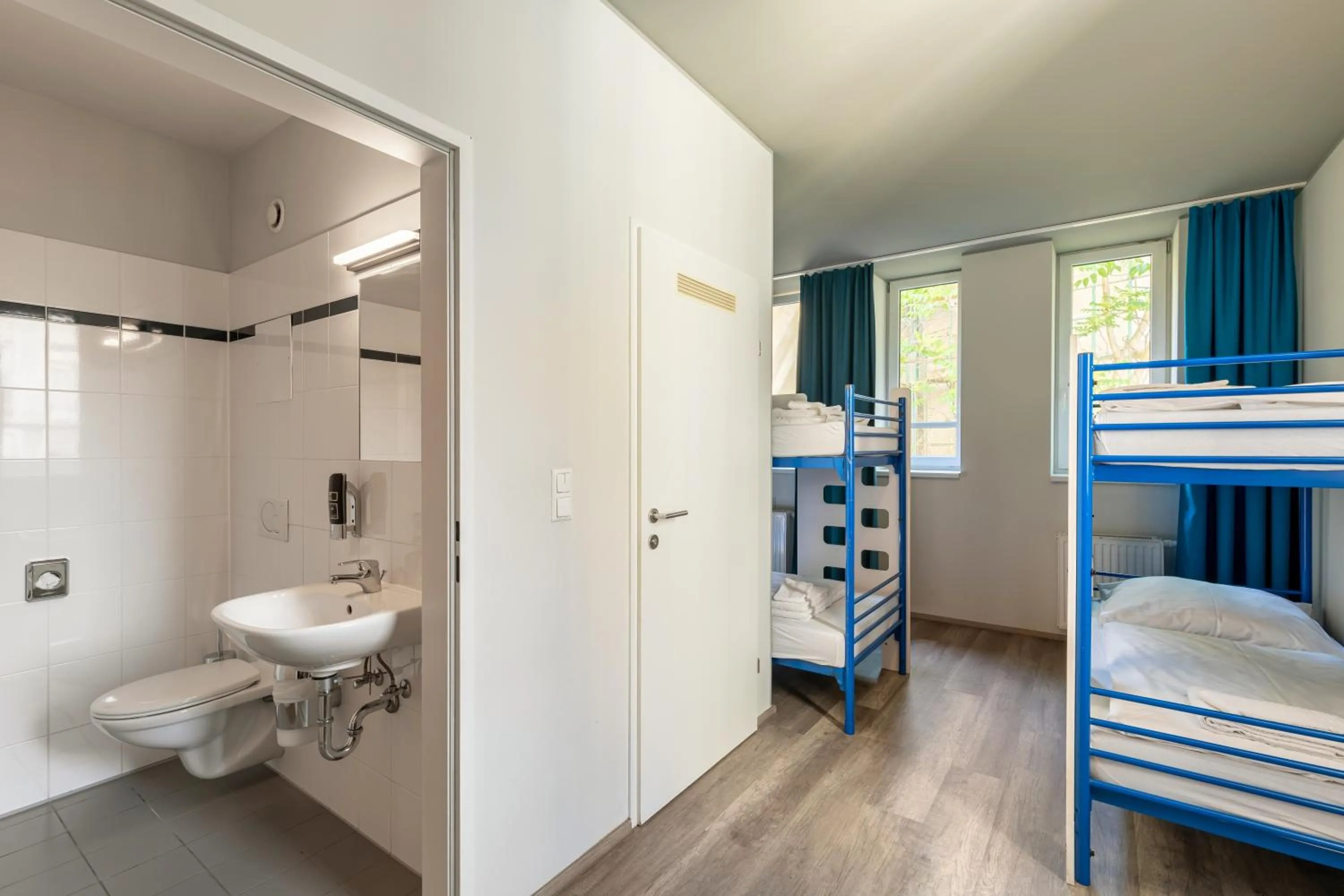 Photo of the whole room, Bed in a&o Wien Hauptbahnhof