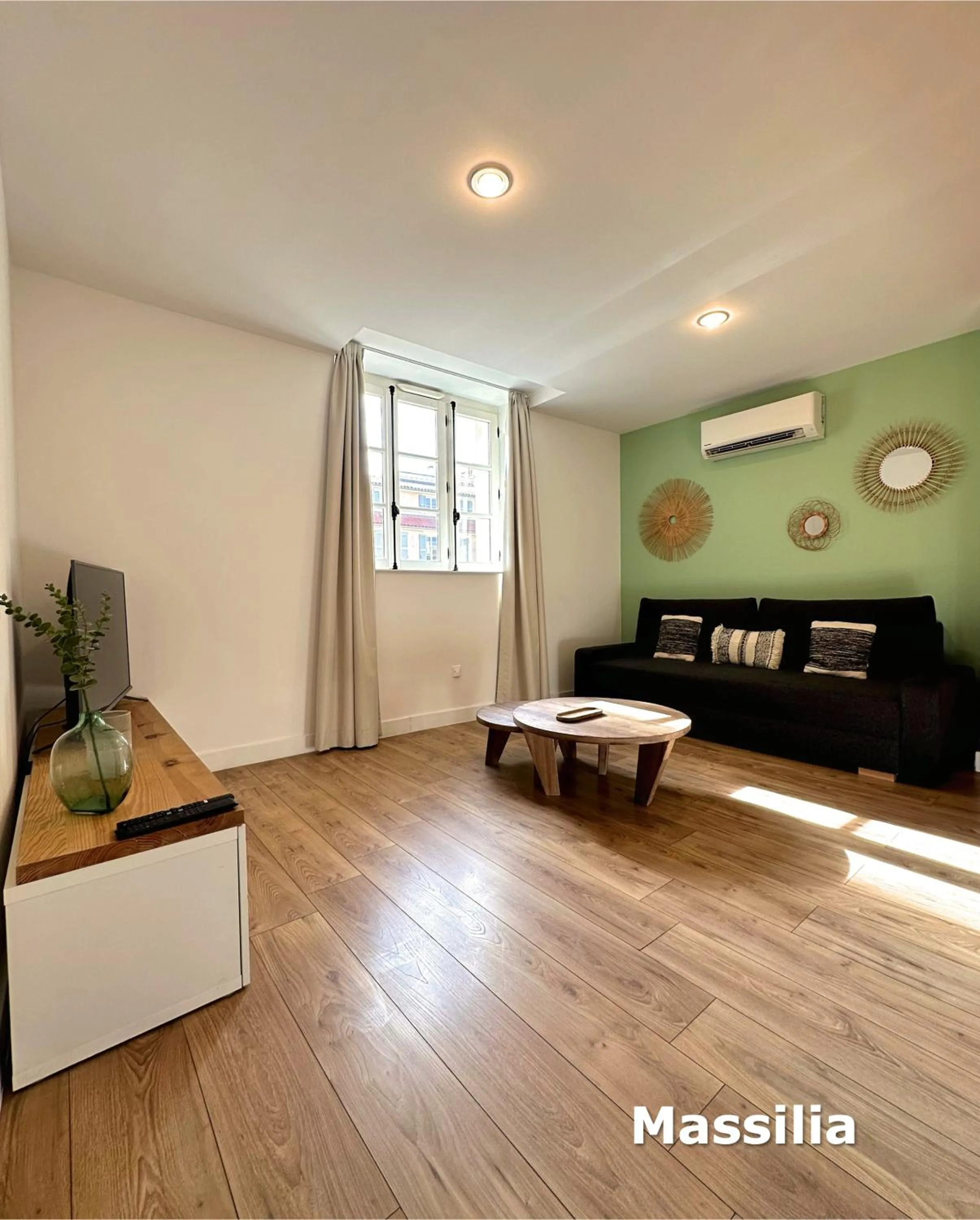 Living room, Bed in Les Appartements du Vieux Port