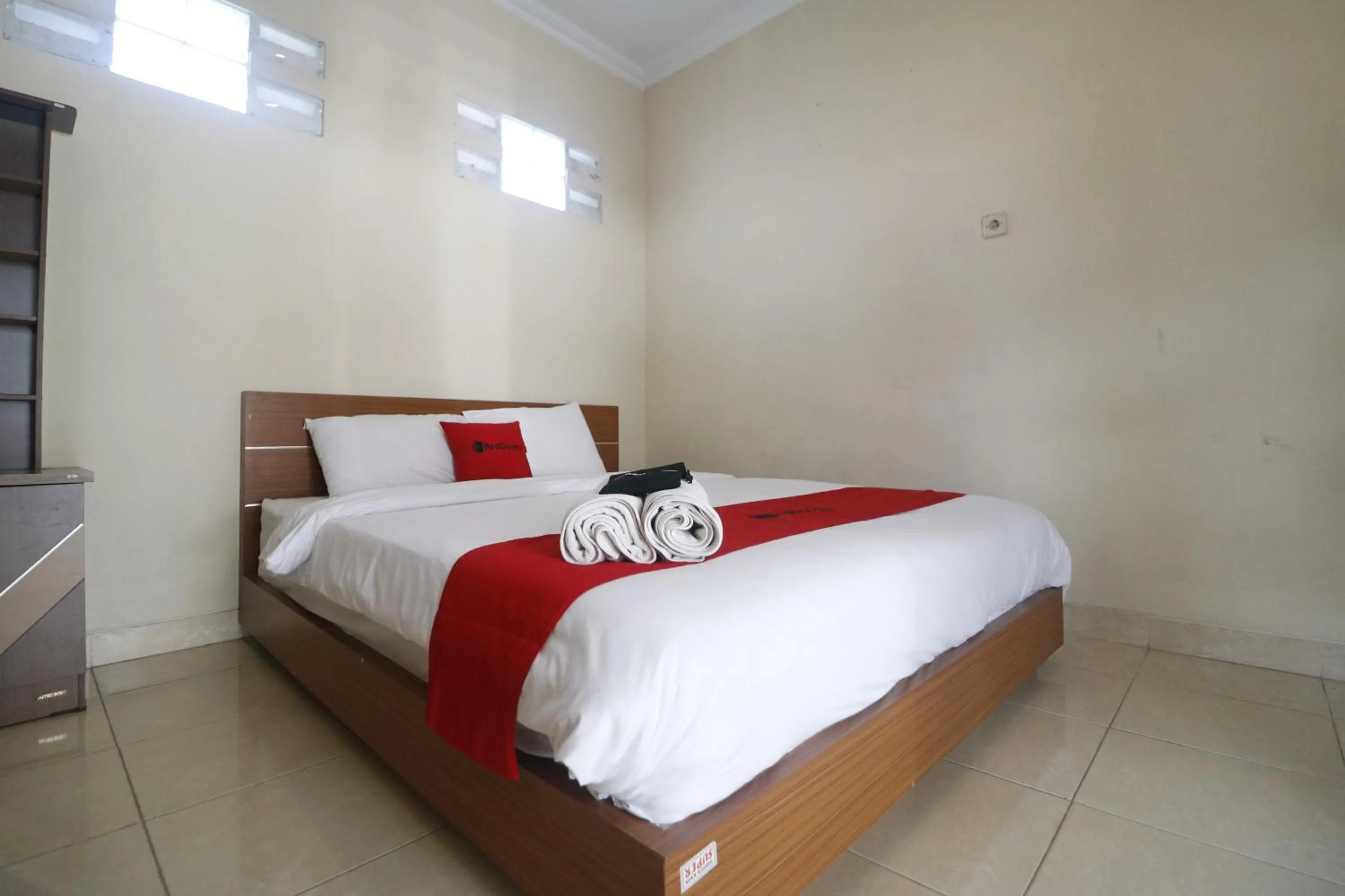 Bedroom, Bed in RedDoorz Plus @ Jalan Parangtritis 2