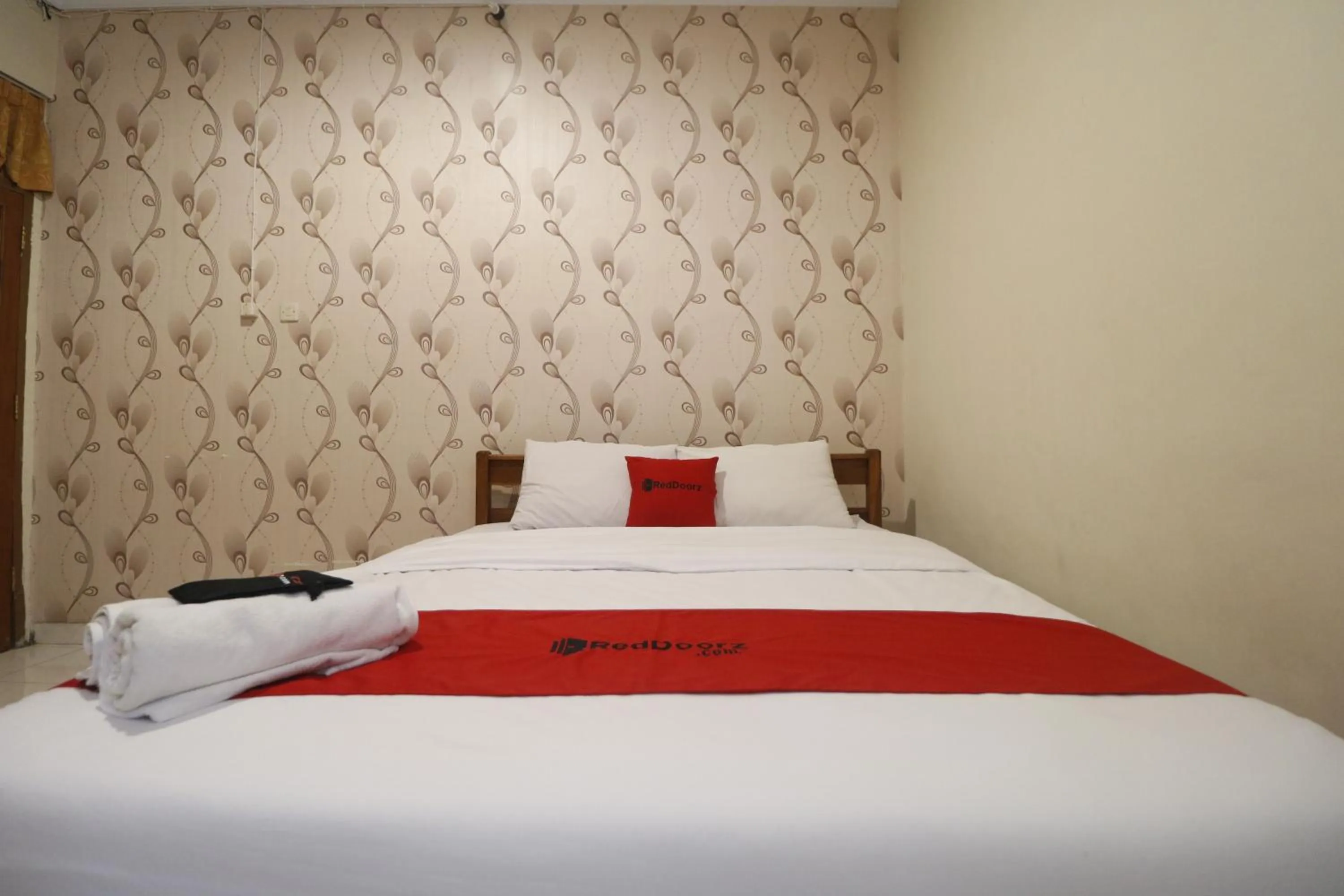 Bedroom, Bed in RedDoorz Plus @ Jalan Parangtritis 2