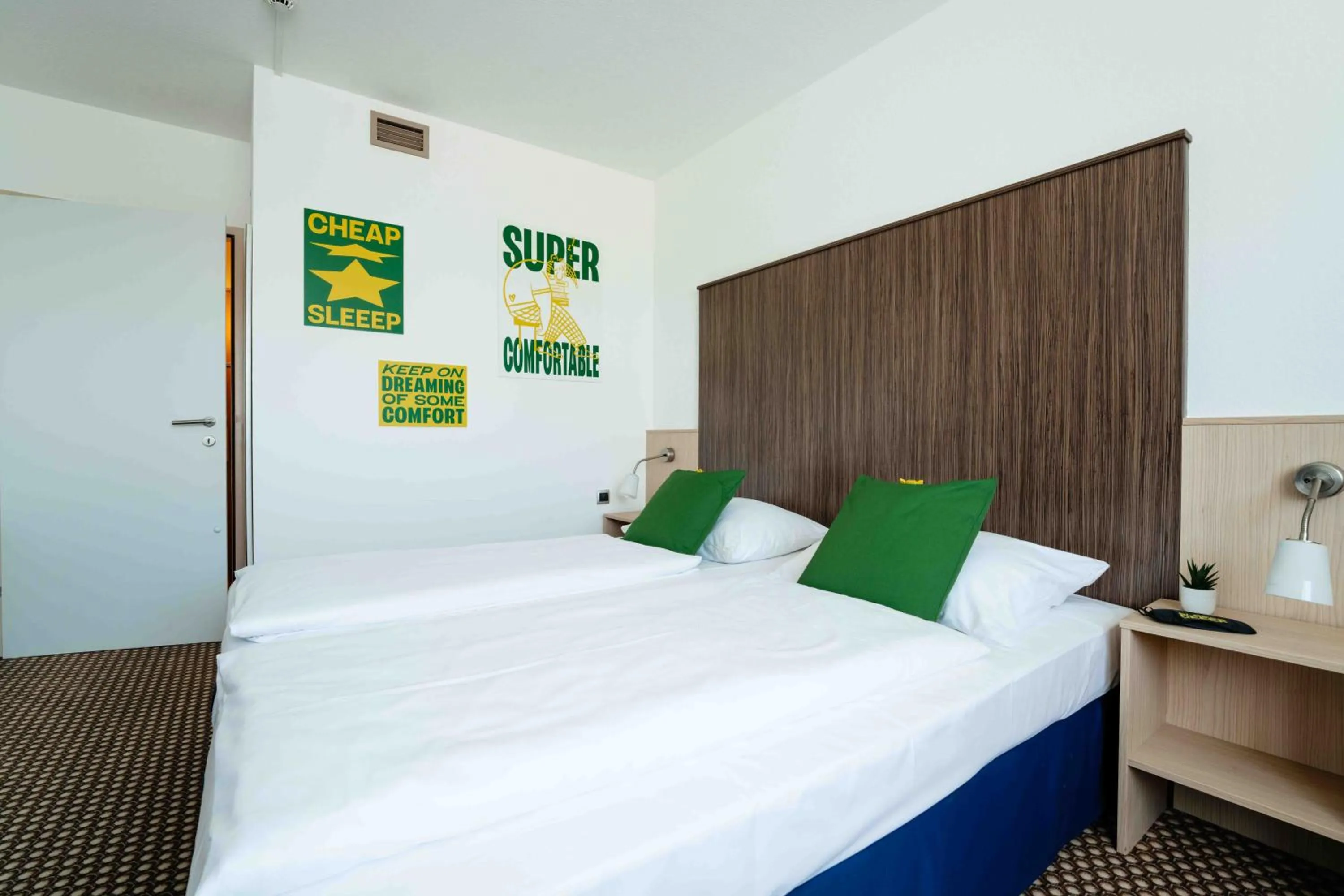 Photo of the whole room, Bed in SLEEEP Hotel Vösendorf