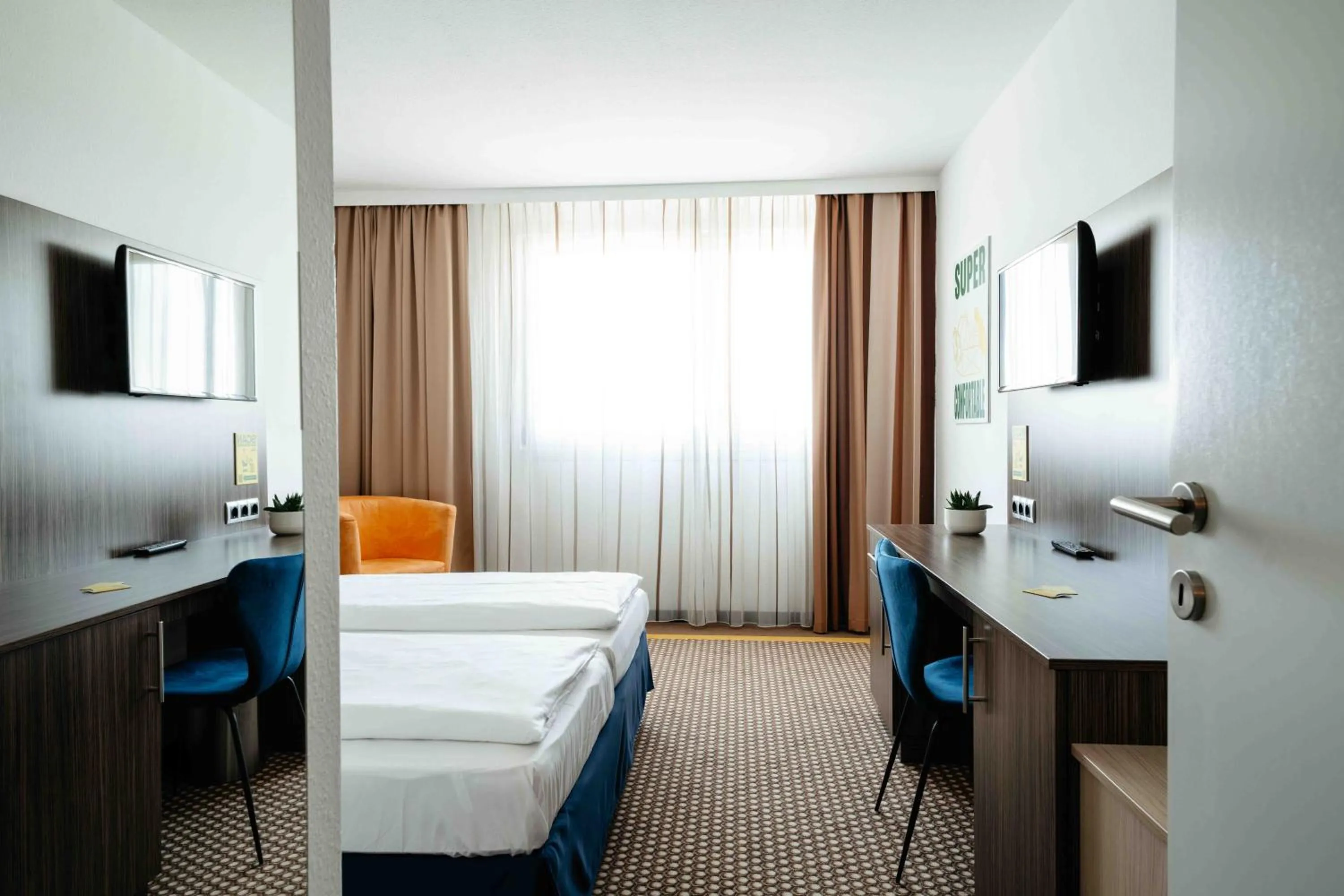 Photo of the whole room, Bed in SLEEEP Hotel Vösendorf