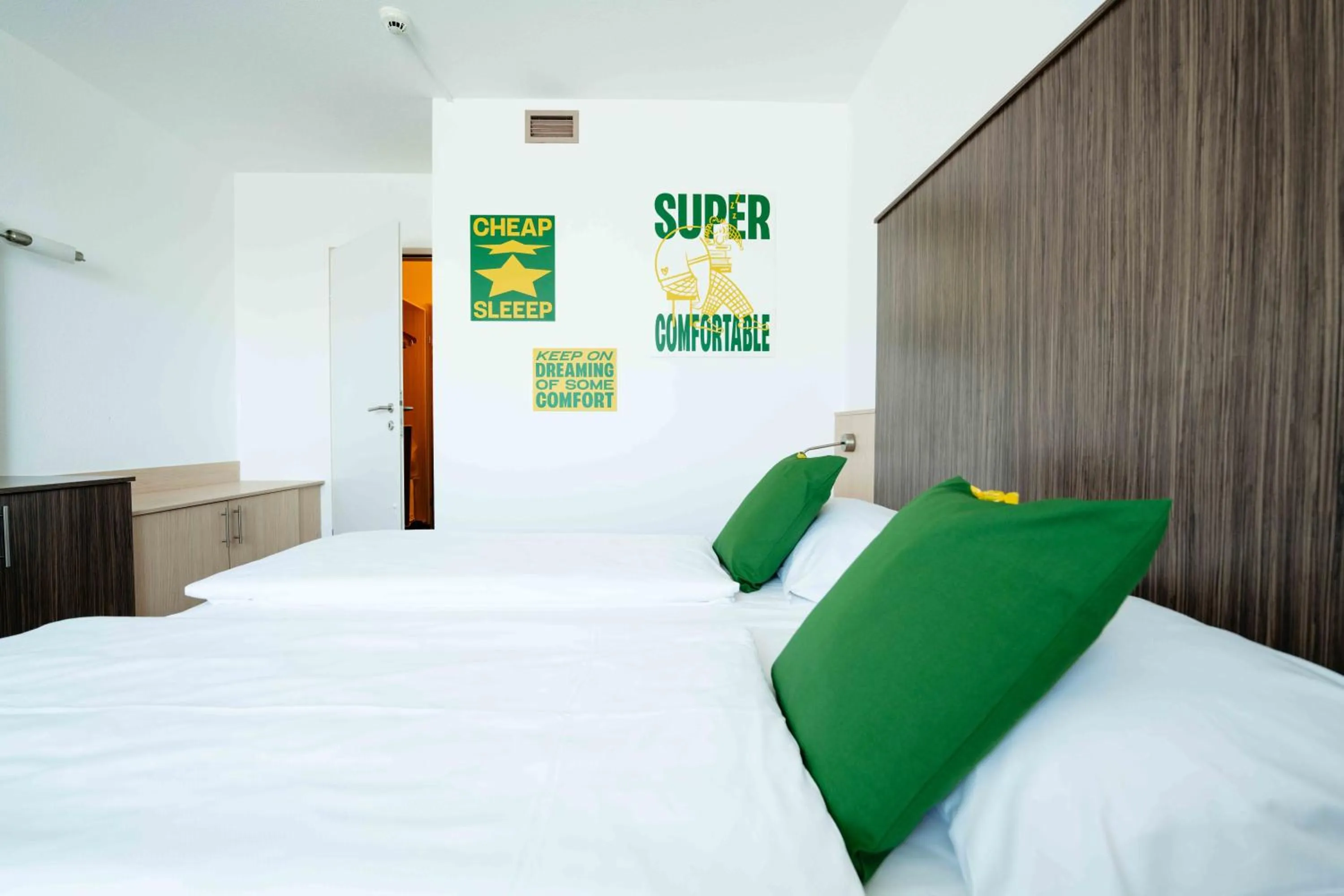 Bed in SLEEEP Hotel Vösendorf